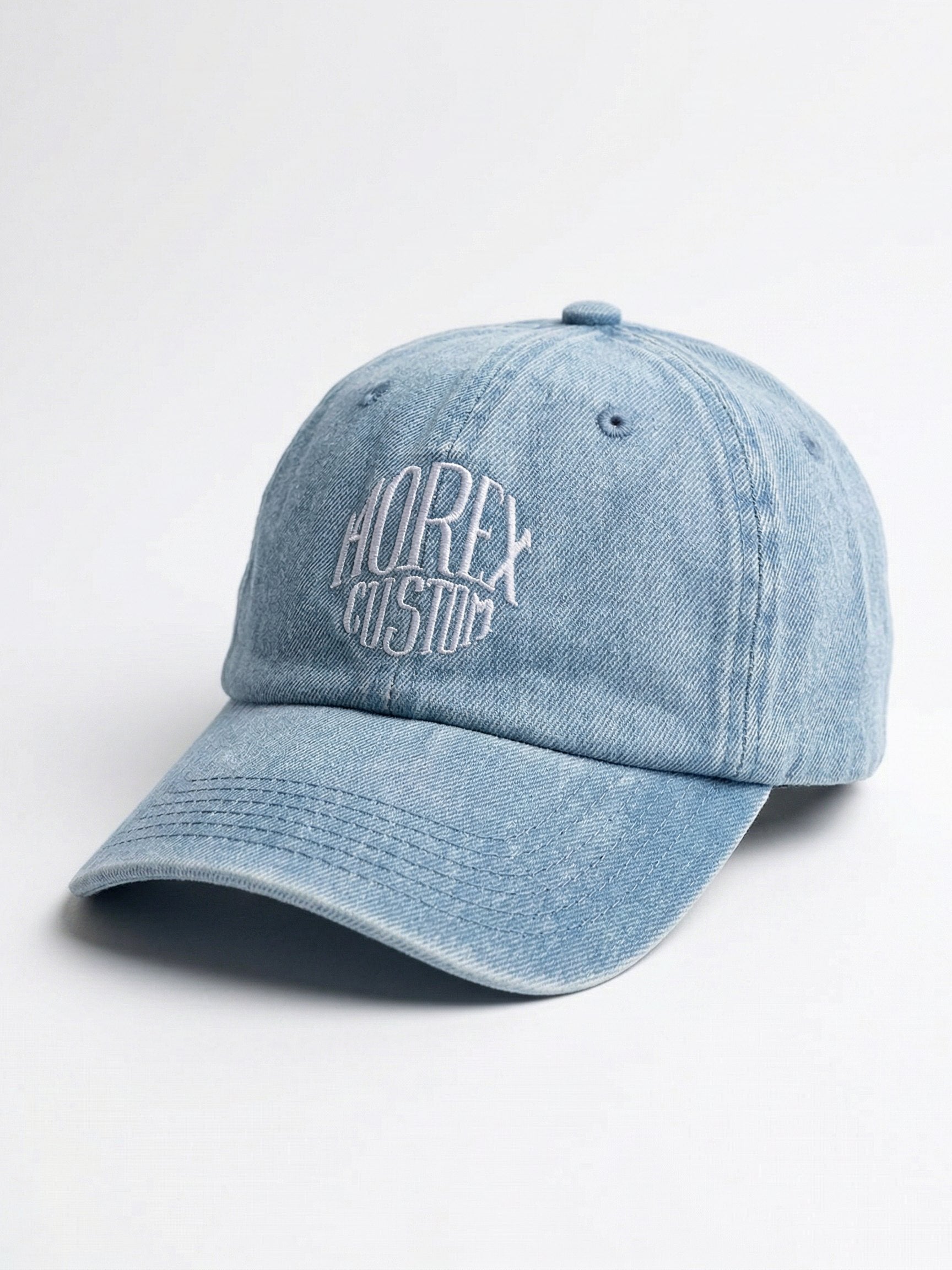 Casquette en denim bleu délavé avec logo brodé blanc Morex Custom, style moto et lifestyle.