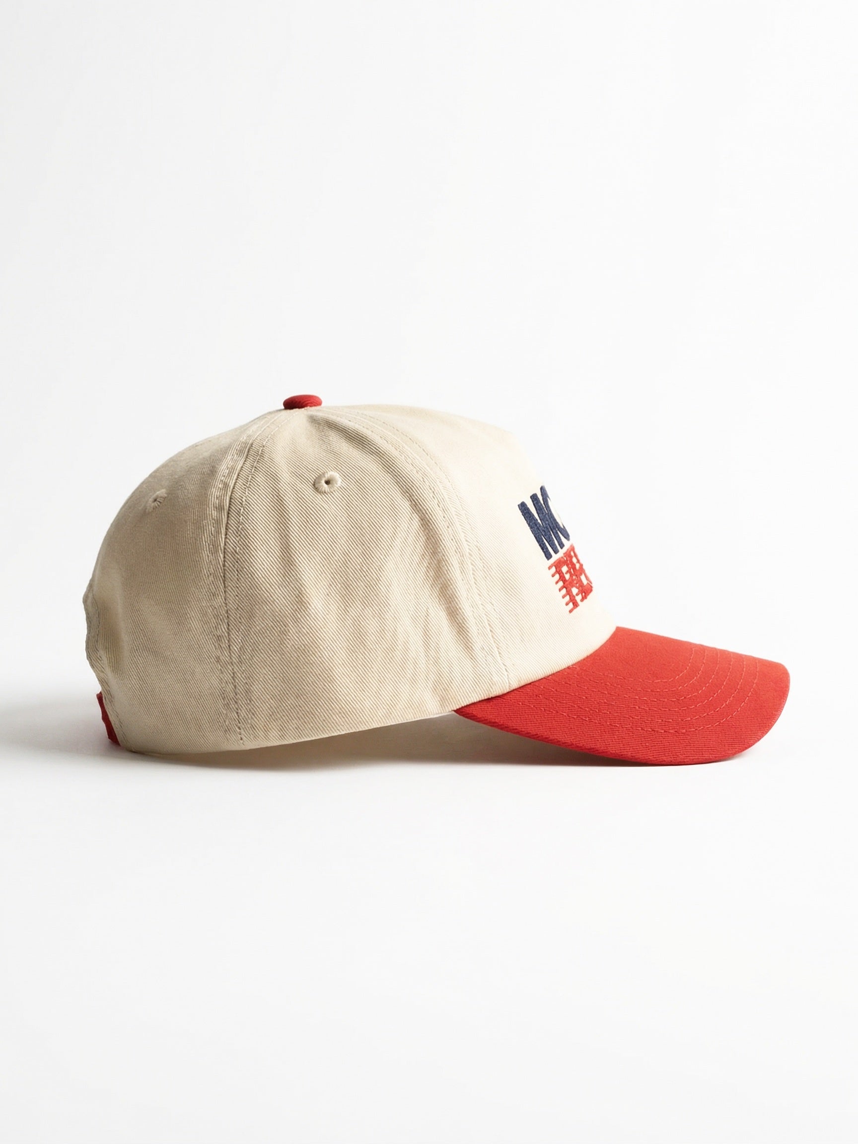 Casquette bicolore Morex Custom avec calotte crème, visière rouge et logo brodé sur le côté.
