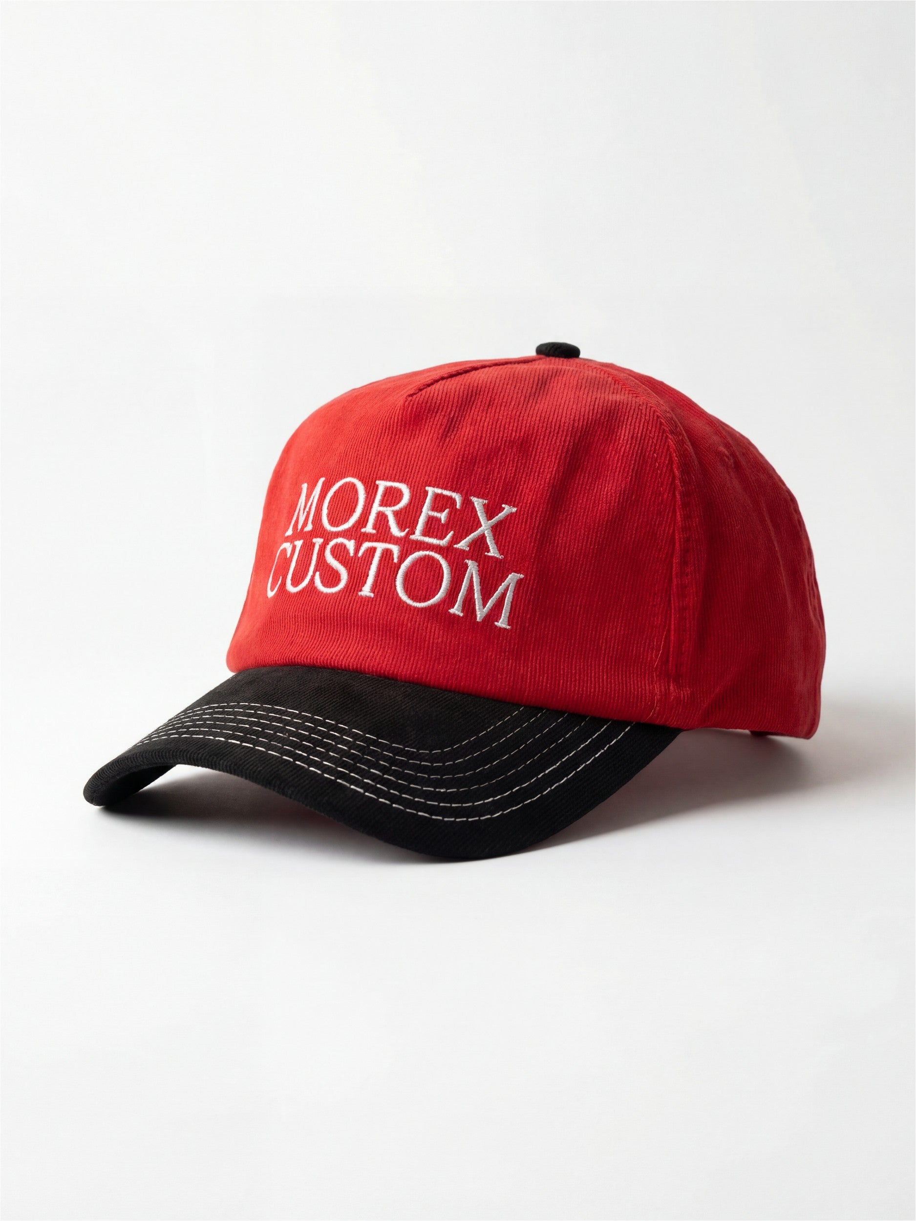 Casquette bicolore rouge et noire Morex Custom avec broderie blanche, style moto lifestyle.