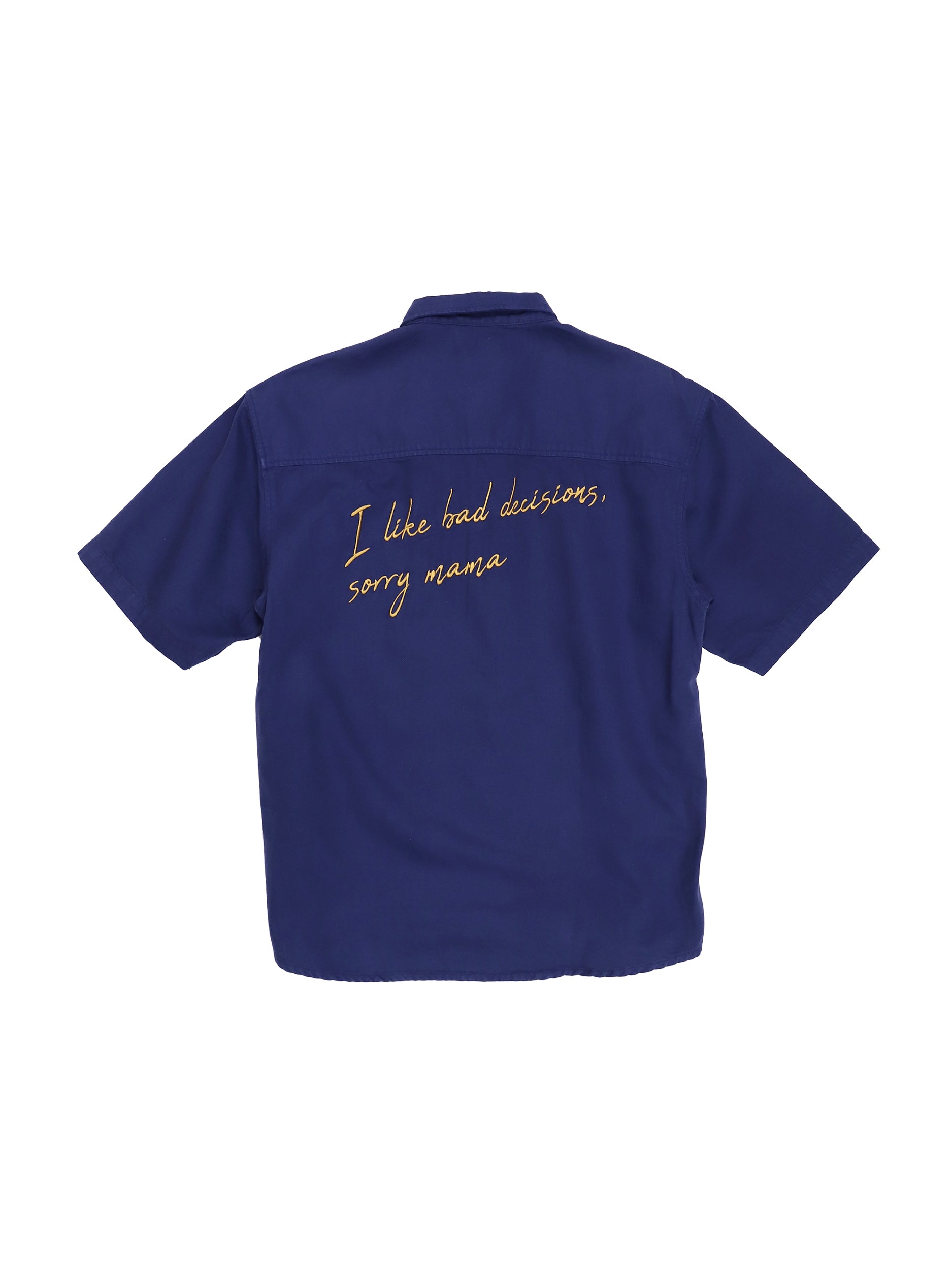 Dos d'une chemise à manches courtes bleu marine Morex Custom avec broderie manuscrite dorée 'I like bad decisions every morning'.