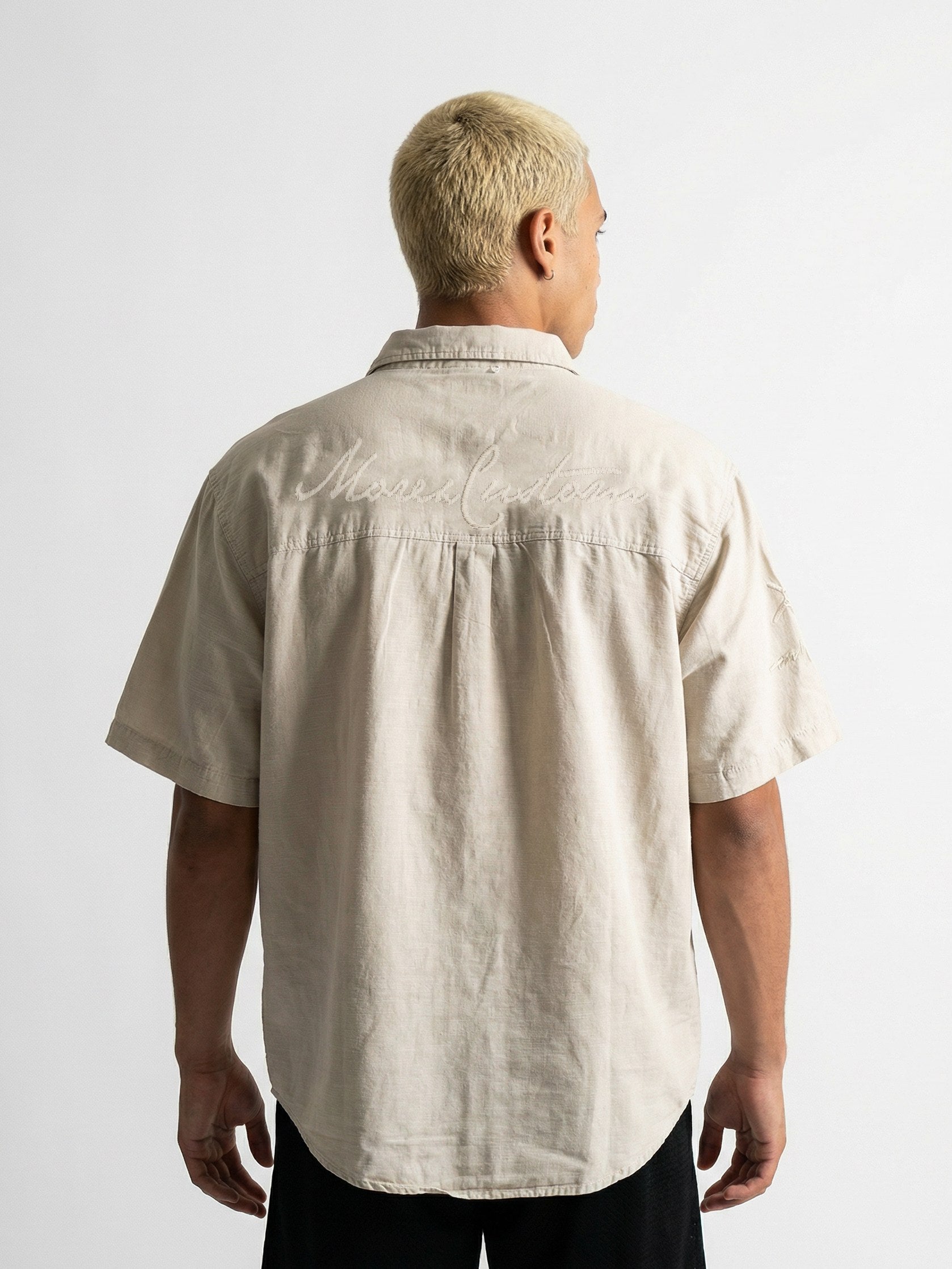 Chemise à manches courtes beige Morex Custom avec broderie signature au dos, style vintage et lifestyle.