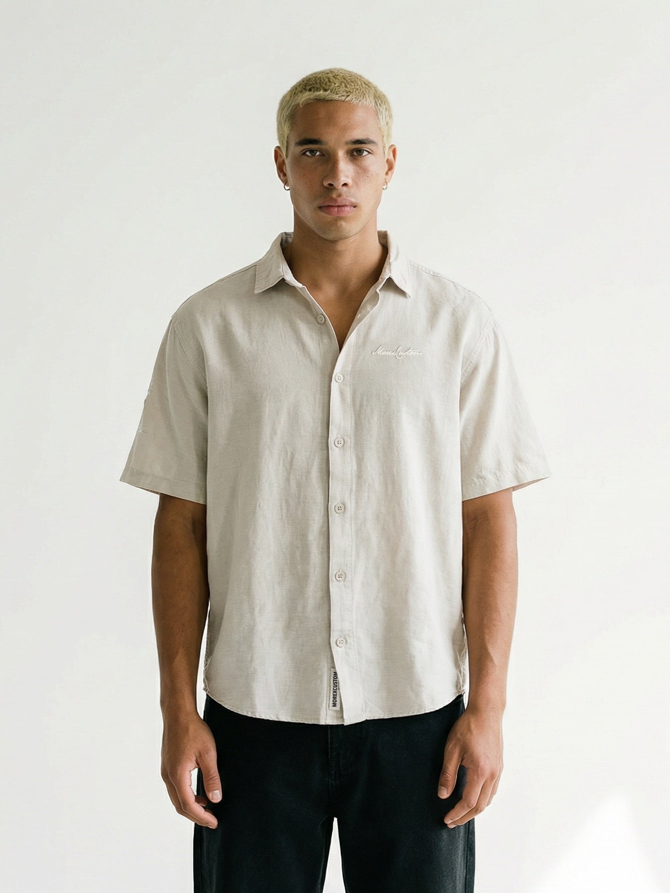 Chemise à manches courtes beige Morex Custom au style lifestyle et vintage, vue de face.