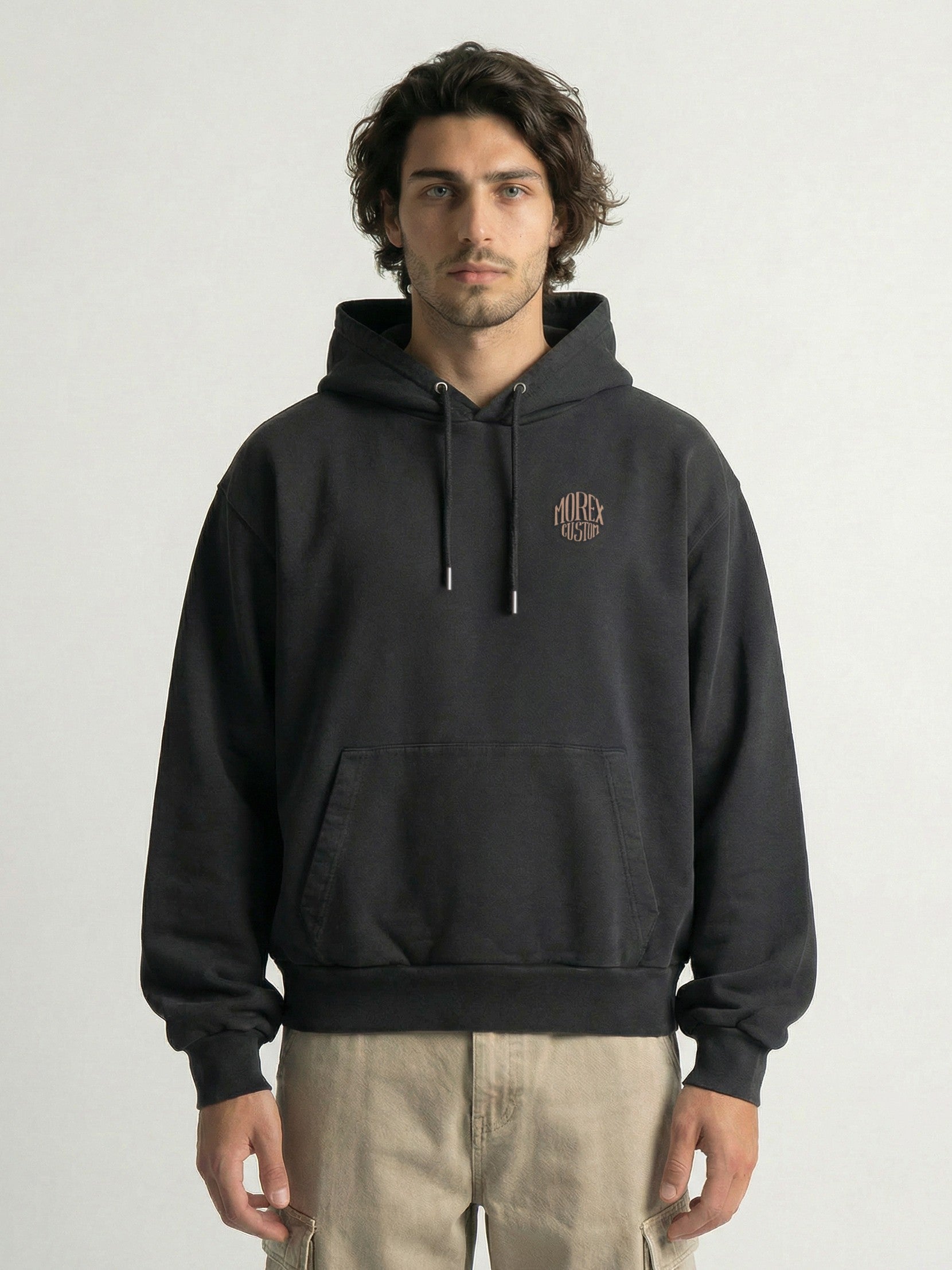 Hoodie noir anthracite Morex Custom pour homme, sweat à capuche style vintage et lifestyle moto, vue de face.