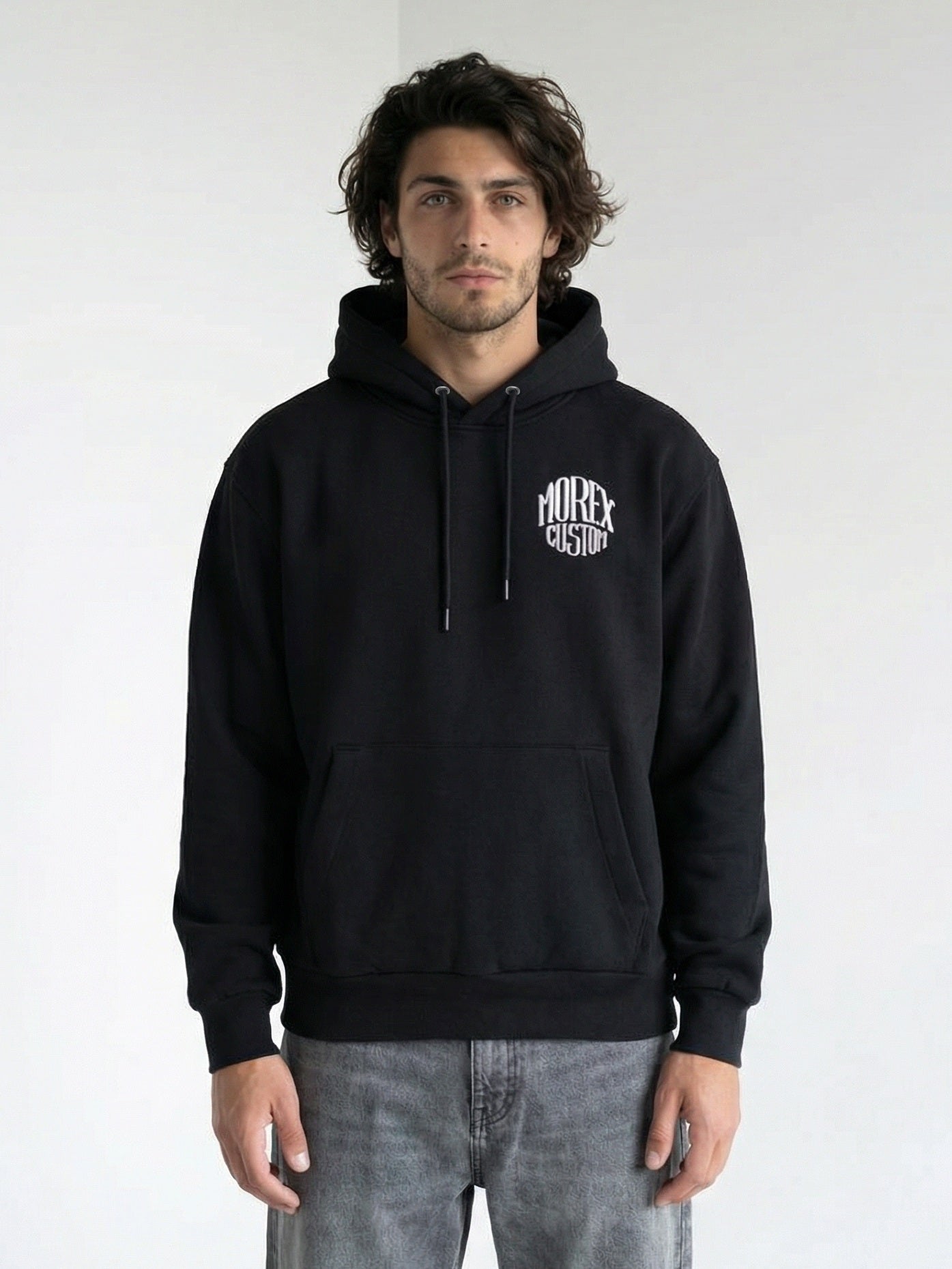 Hoodie noir Morex Custom Rex porté – style vintage riders – logo brodé