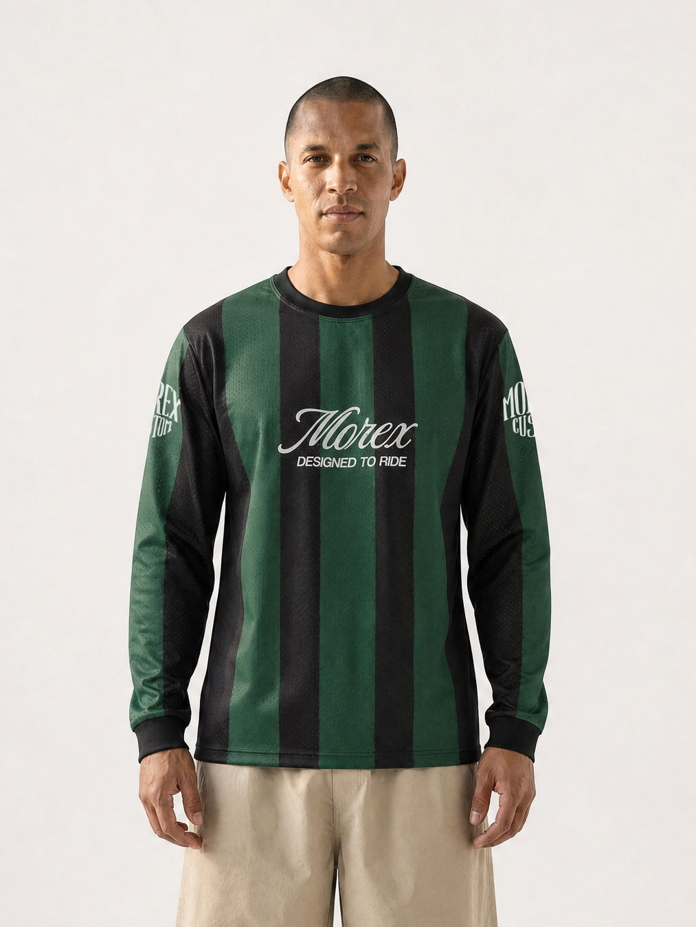 Homme portant un maillot Morex Custom à manches longues rayé vert et noir avec un pantalon large beige, style lifestyle moto.