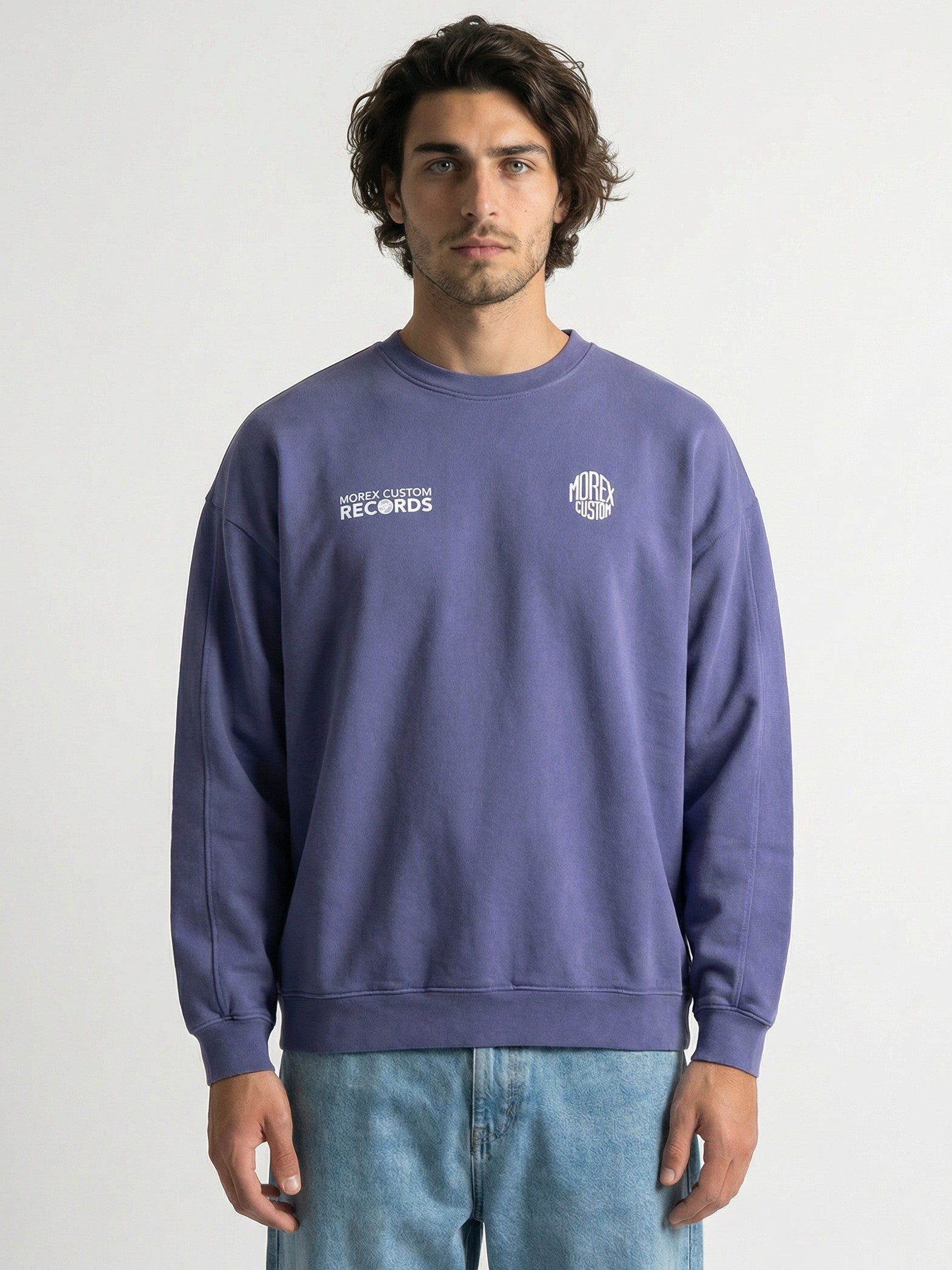 Ce sweat oversized en heavy terry 460 g/m² affiche une coupe vintage, avec des épaules tombantes et des manches larges, pile dans la tendance.