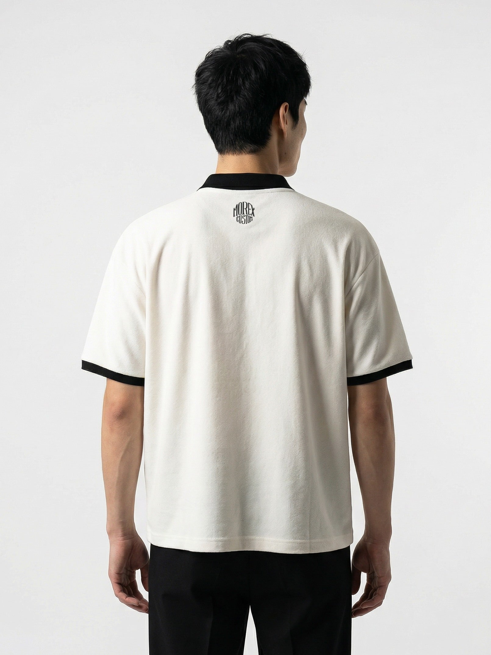 Polo Morex Custom pour homme en tissu éponge blanc cassé avec col et bordures de manches noirs, vue de dos.