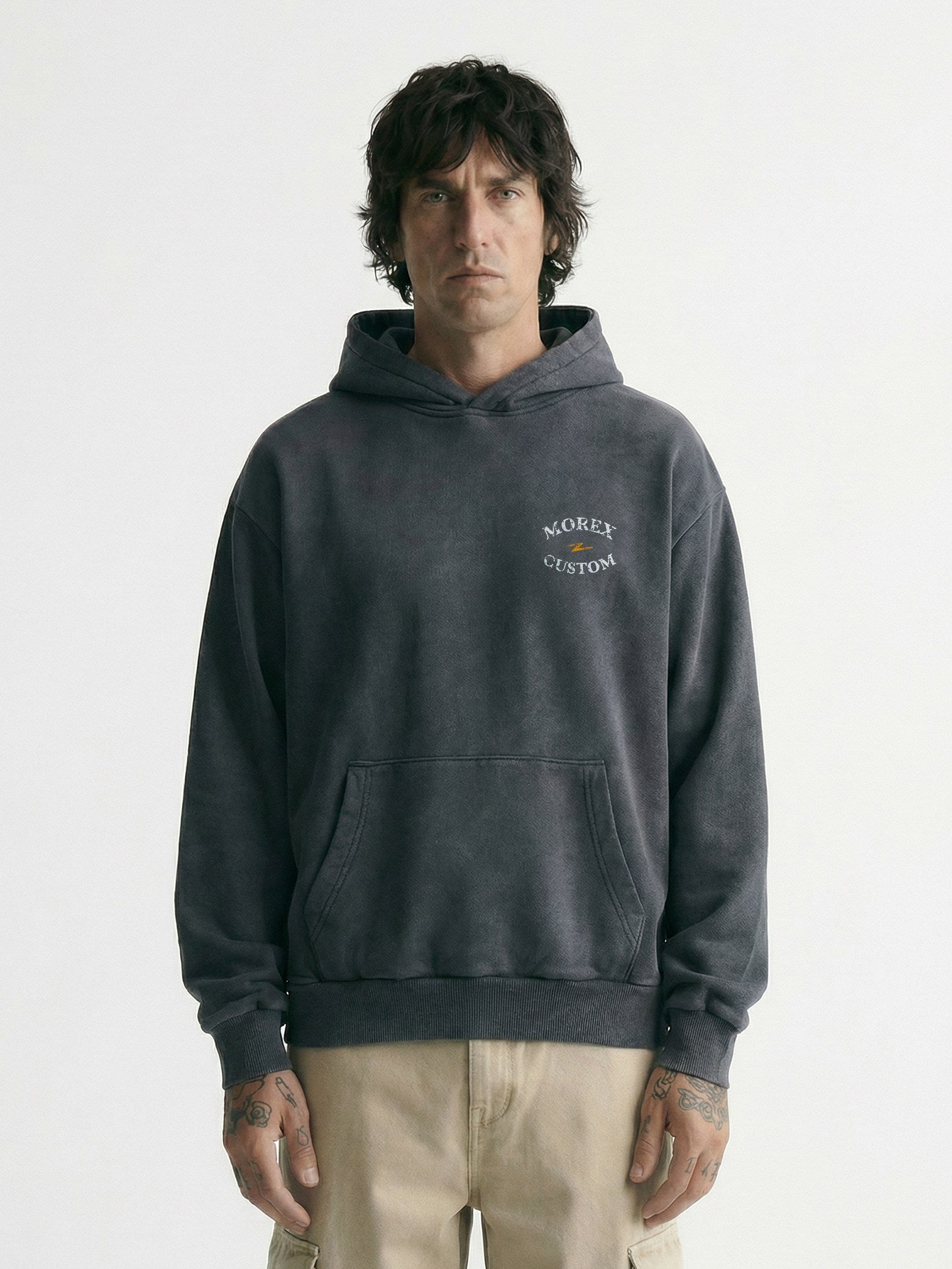 Homme portant un sweat à capuche gris anthracite délavé Morex Custom, style moto lifestyle avec logo poitrine.