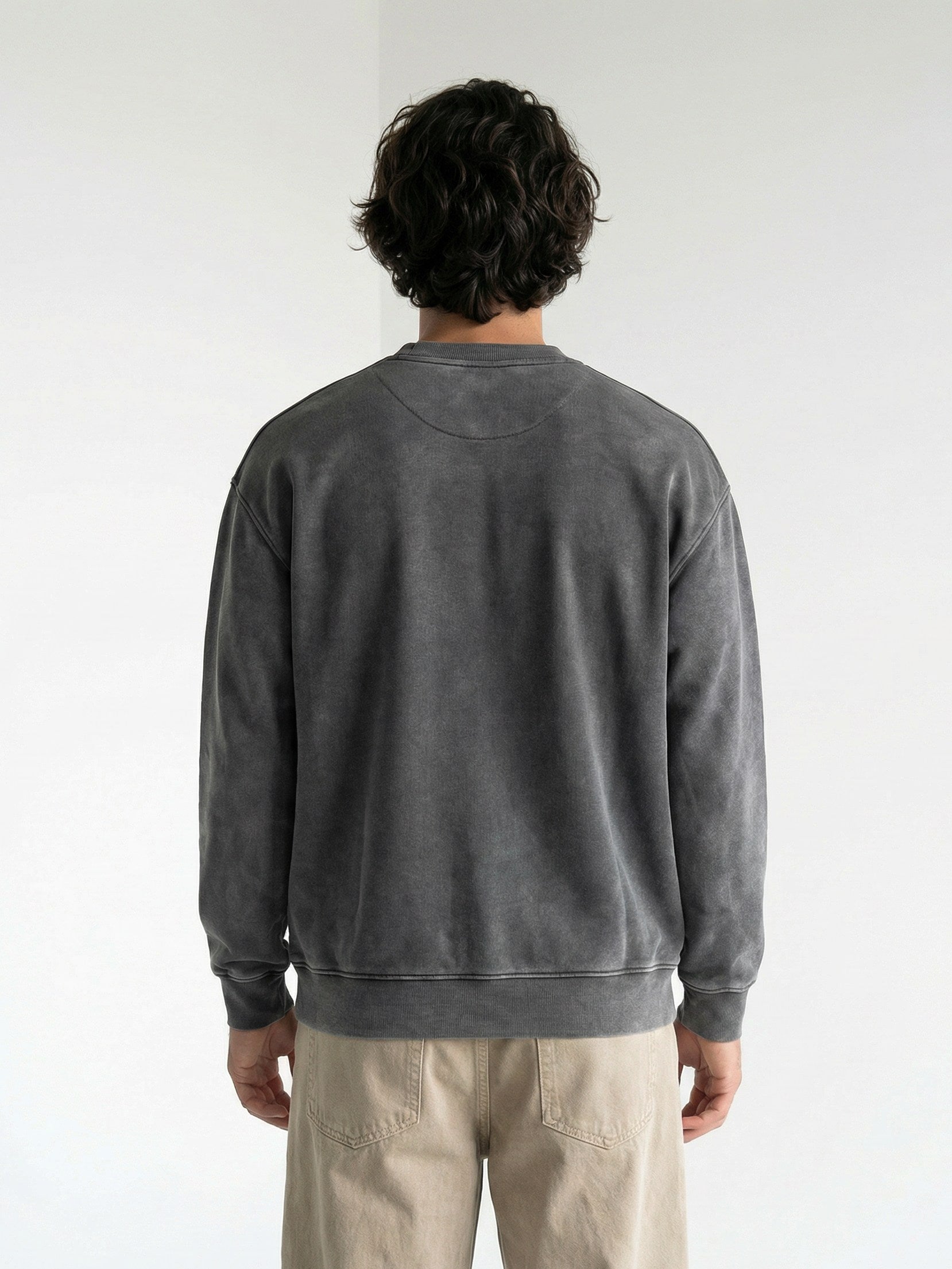Vue de dos d'un homme portant un sweatshirt Morex Custom gris anthracite à l'effet délavé vintage, style moto et lifestyle.