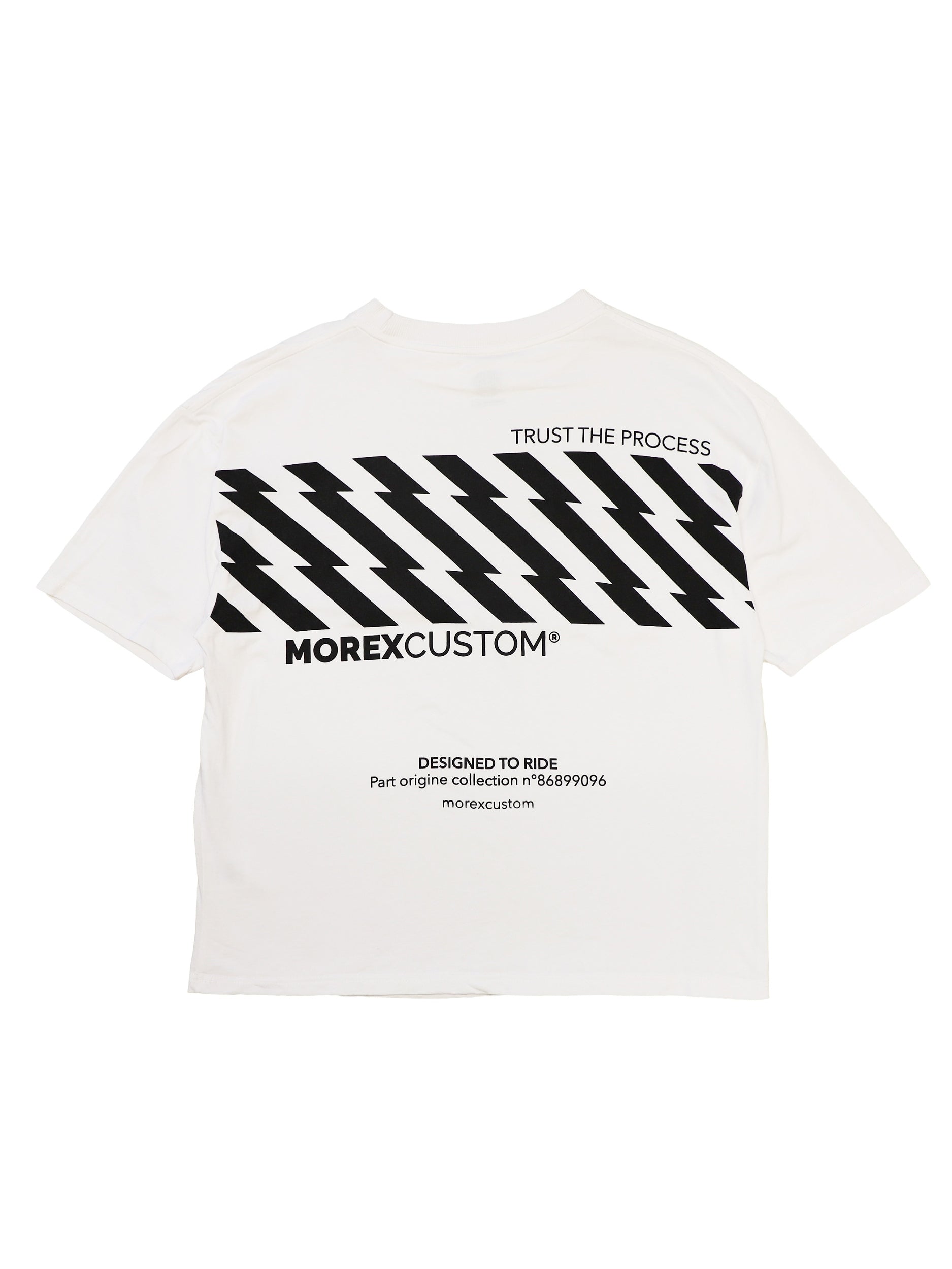 T-shirt blanc Morex Custom avec un design graphique noir composé de rayures diagonales et du logo de la marque, style streetwear et moto.