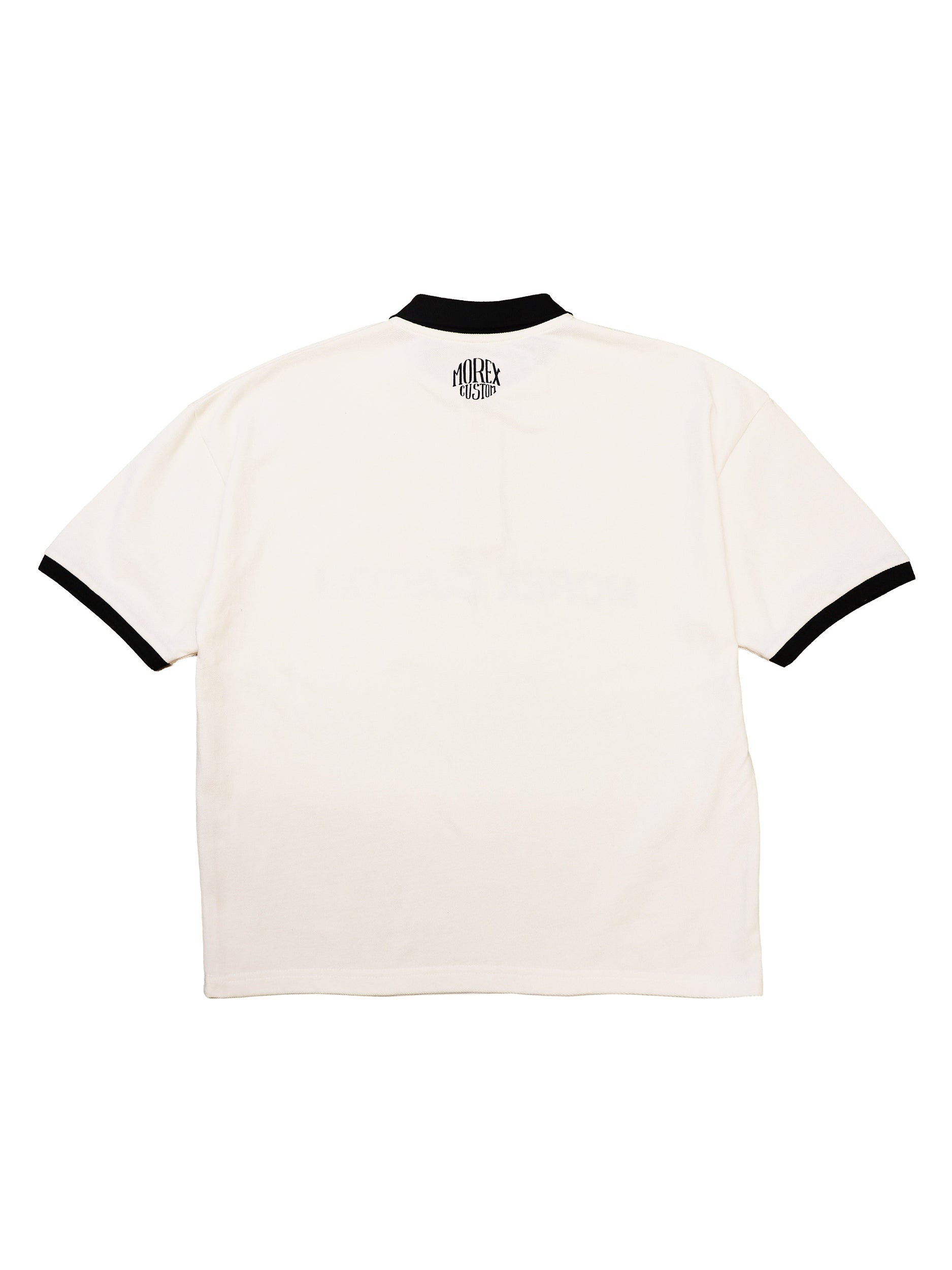 Vue arrière du t-shirt ringer Morex Custom de couleur blanc cassé avec col et bordures de manches noirs et logo discret au dos.