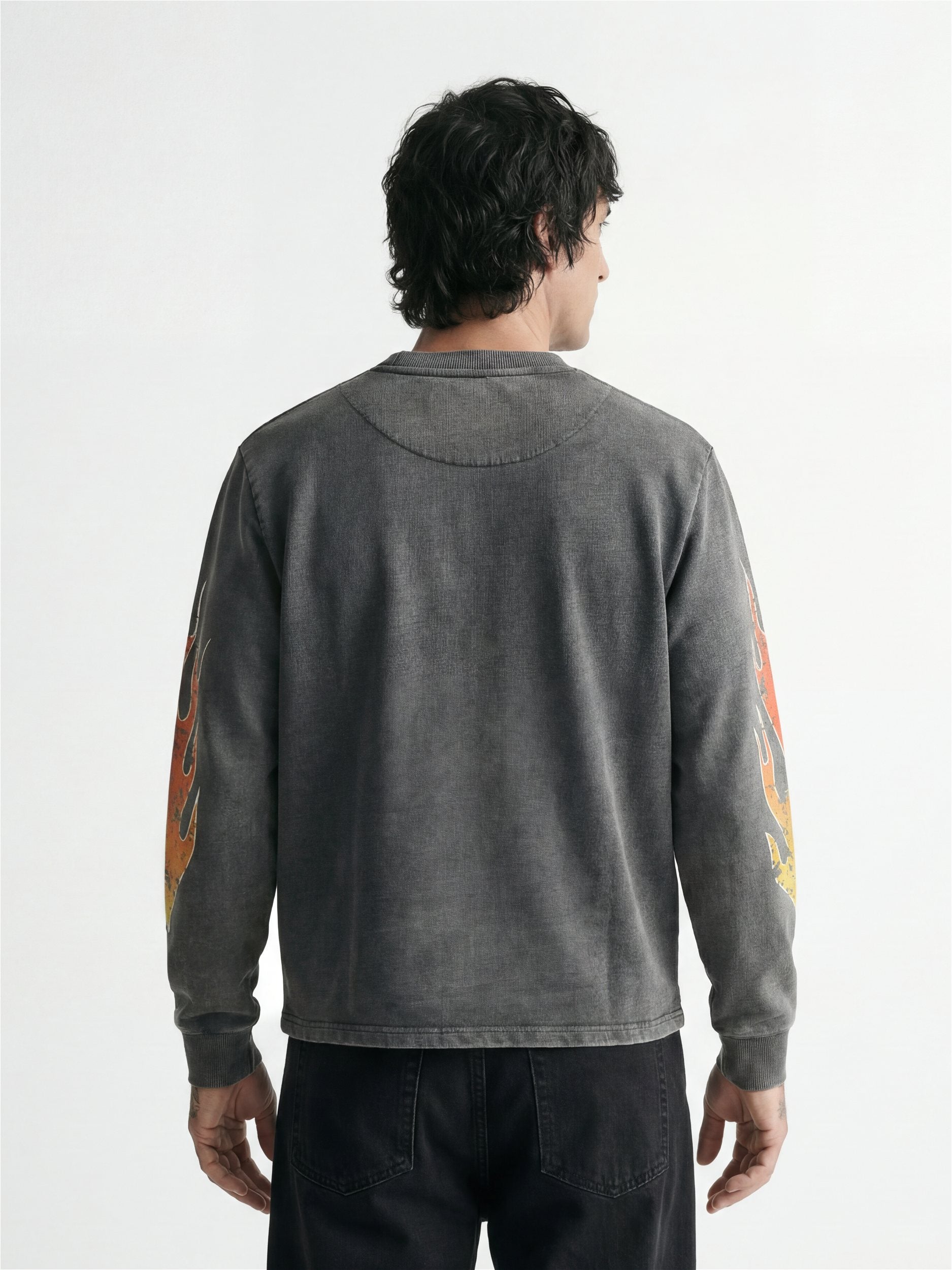 Tee-shirt à manches longues gris anthracite de la marque Morex Custom avec motifs de flammes sur les bras, vue de dos.