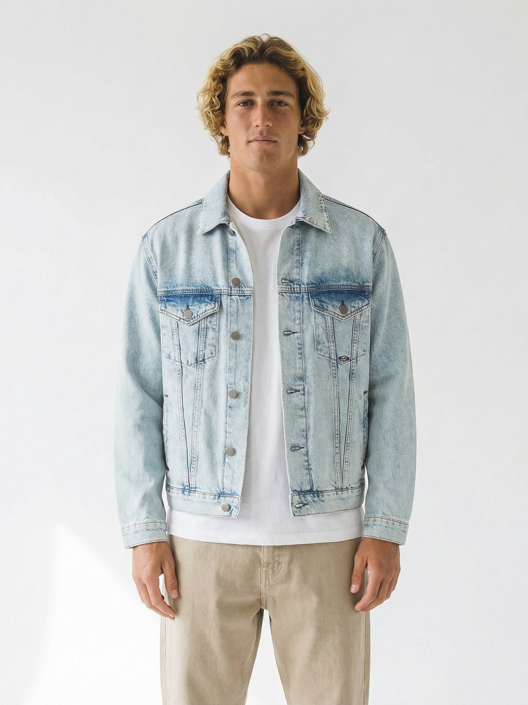 Homme portant une veste en jean denim bleu clair délavé de la marque Morex Custom, style lifestyle et vintage.
