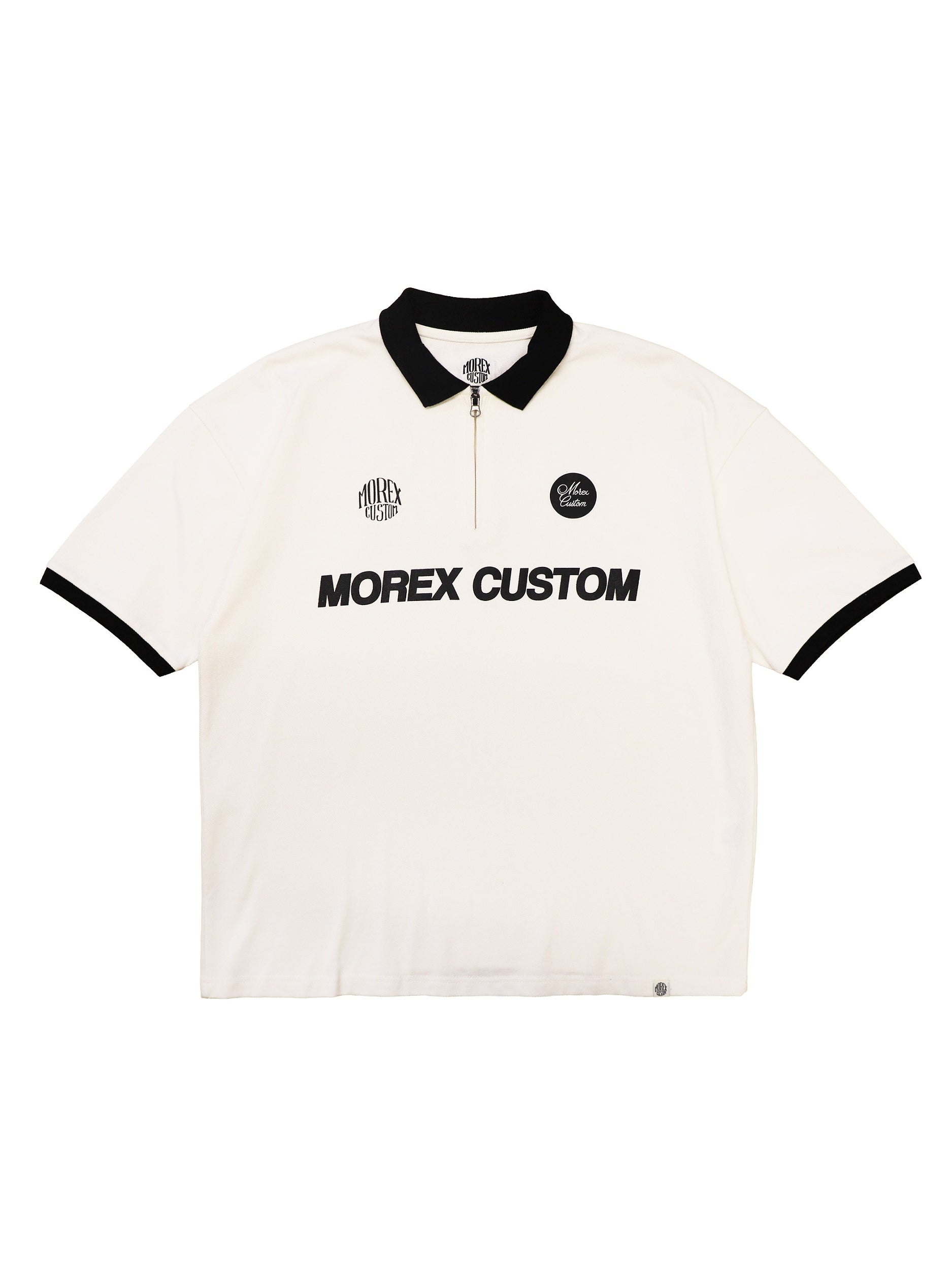 Polo Morex Custom blanc cassé à demi-zip avec broderie 'Morex Custom' et détails noirs contrastants, style moto et lifestyle.