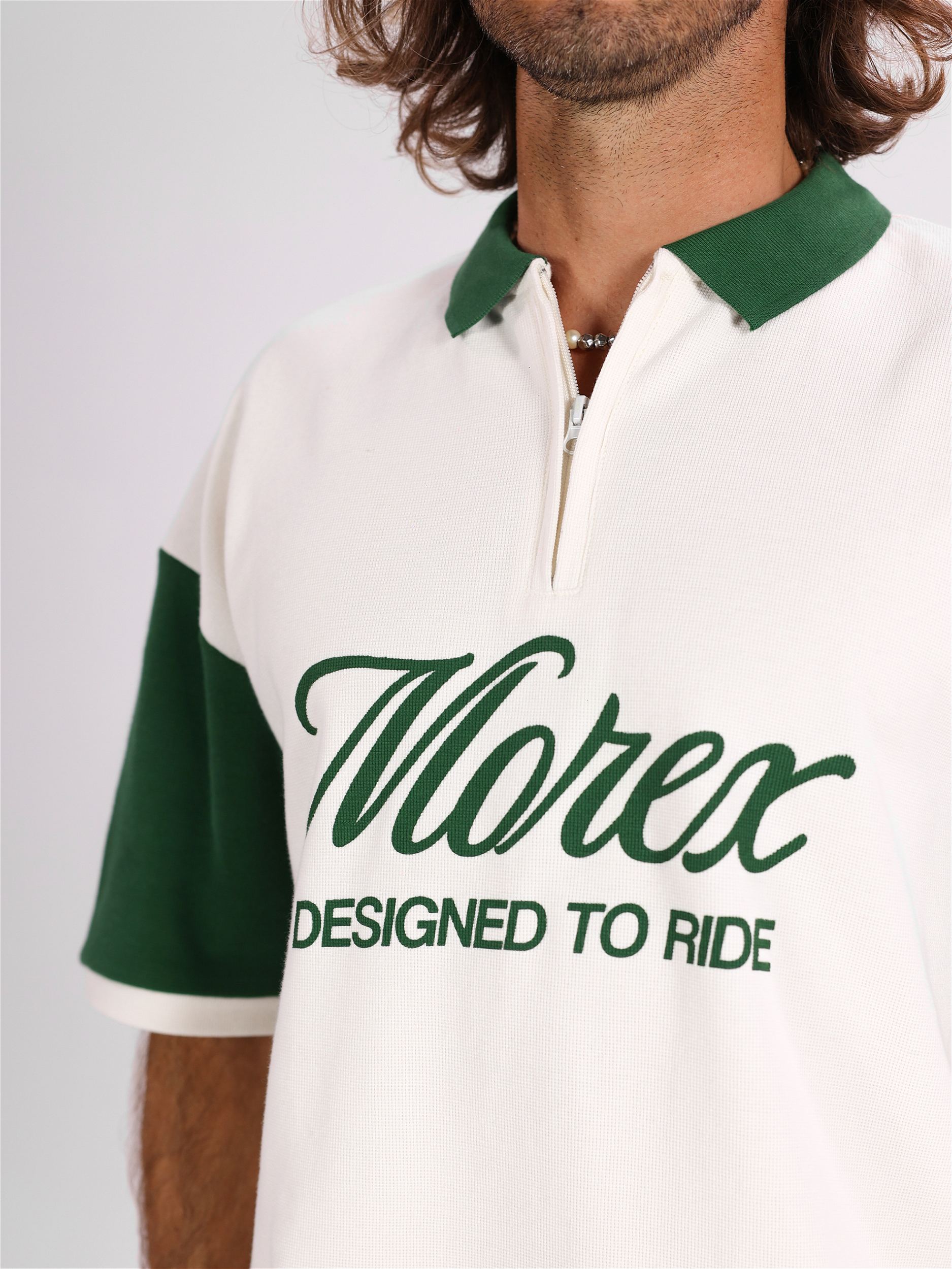 Polo zippé blanc cassé et vert de la marque Morex Custom pour homme avec inscription verte Morex Designed to Ride sur la poitrine