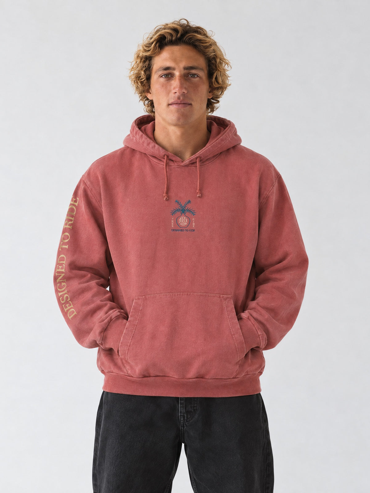 Sweat à capuche oversize Morex Custom rouge brique délavé pour homme, avec motif palmier sur le torse et détail imprimé sur la manche.