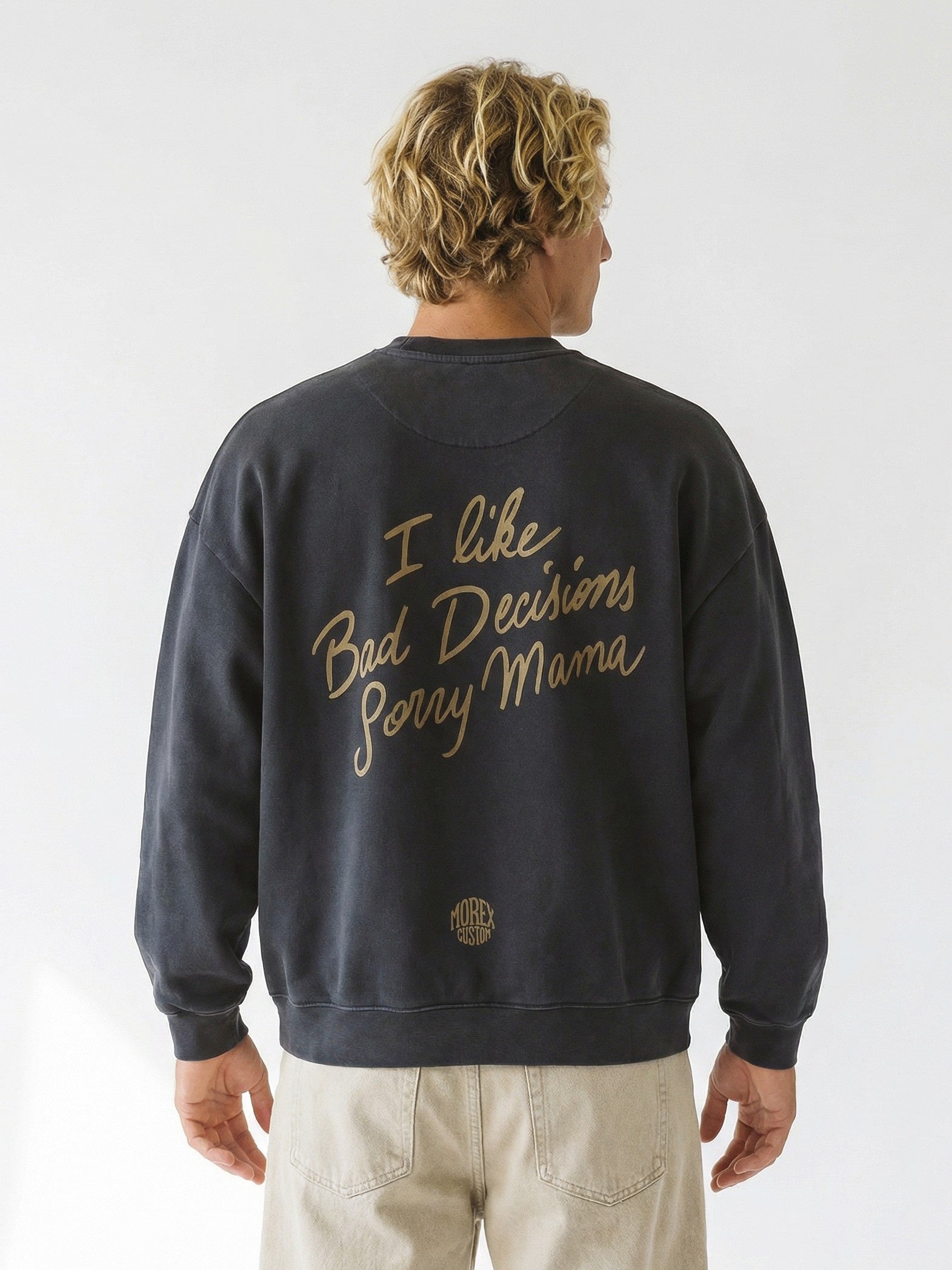 Sweatshirt anthracite délavé Morex Custom avec inscription vintage dorée I like Bad Decisions Sorry Mama au dos.