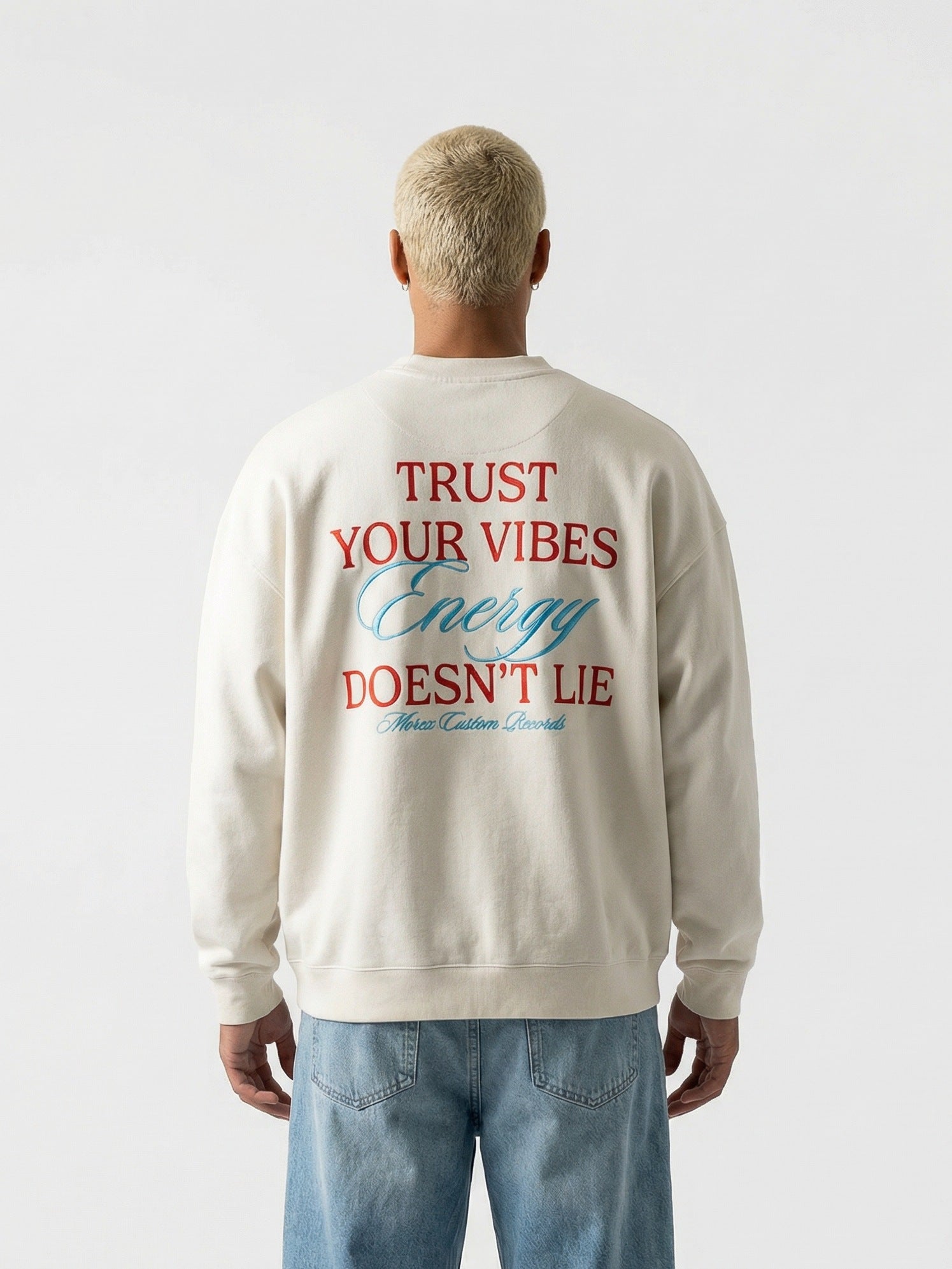 Sweatshirt Energy crème Morex Custom avec lettrage vintage au dos Trust Your Vibes Energy Doesn't Lie.