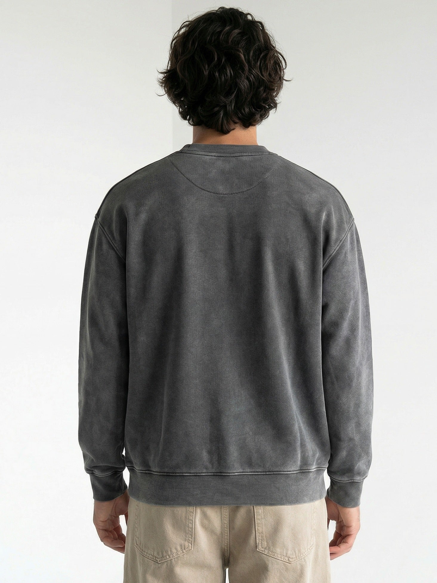 Sweatshirt anthracite délavé au style vintage Morex Custom, vue de dos mettant en avant la coupe et la texture délavée.