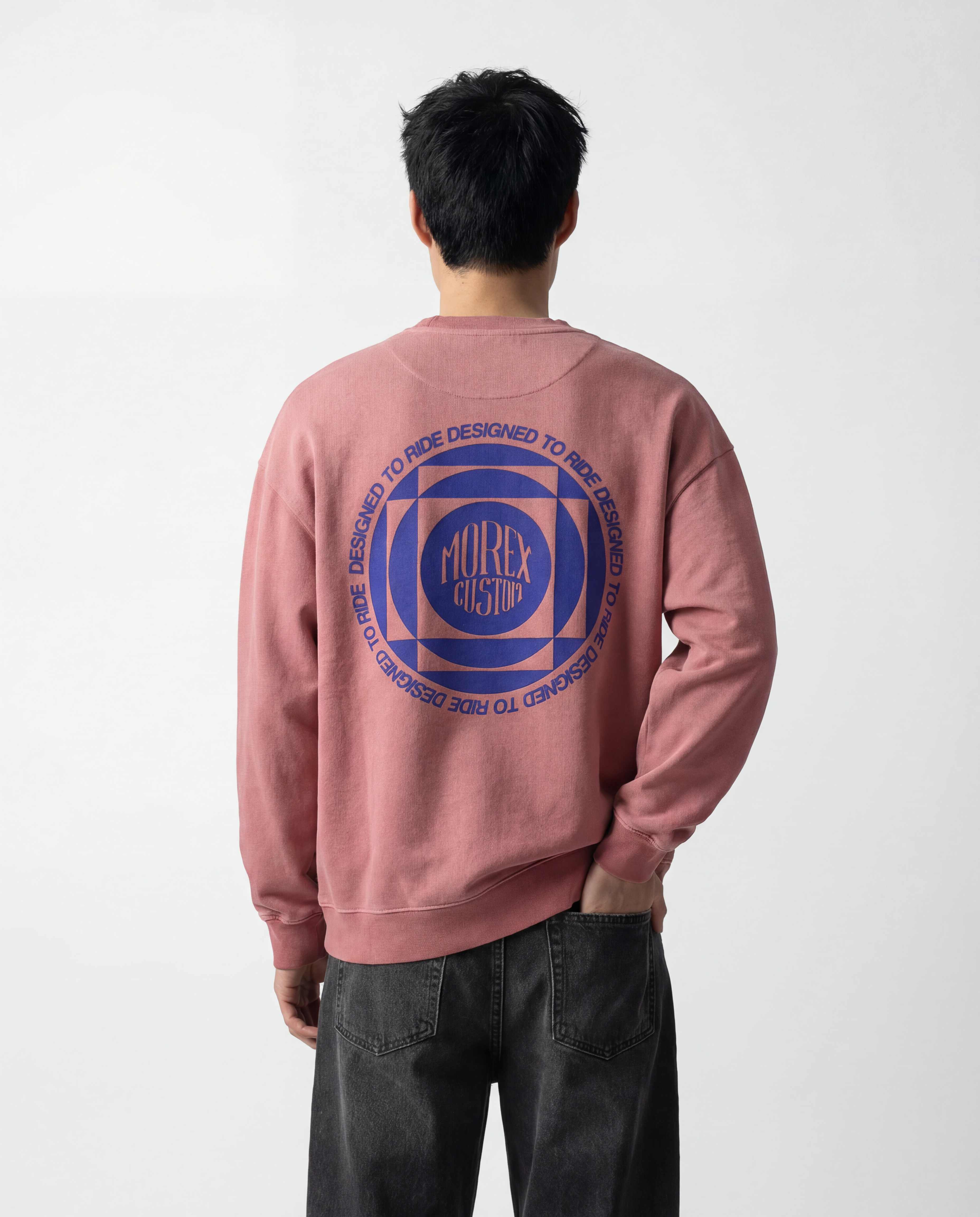 Sweatshirt rose Morex Custom avec logo graphique vintage Designed to Ride au dos.