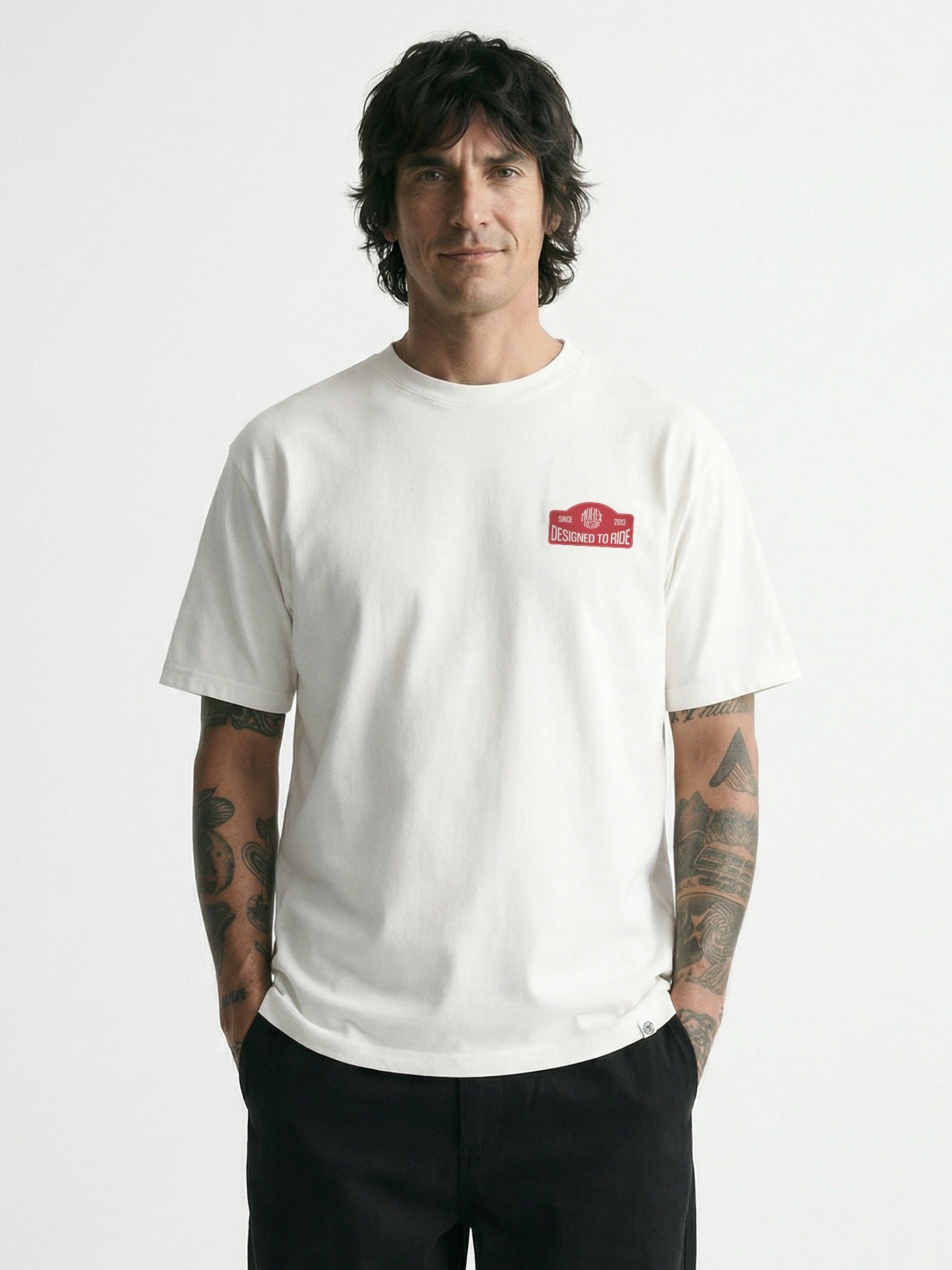 T-shirt blanc cassé Morex Custom pour homme avec patch rouge 'Designed to Ride', style lifestyle moto et vintage.