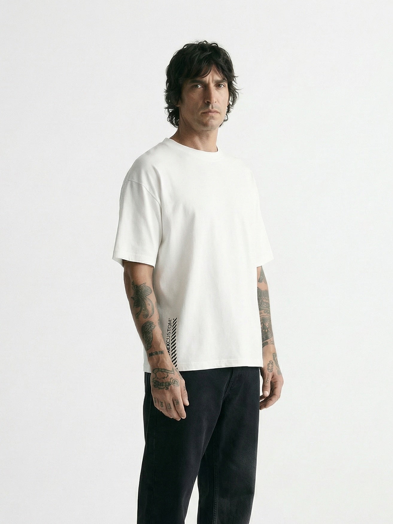 T-shirt blanc Morex Custom en coton premium pour homme, style lifestyle et vintage avec logo discret.