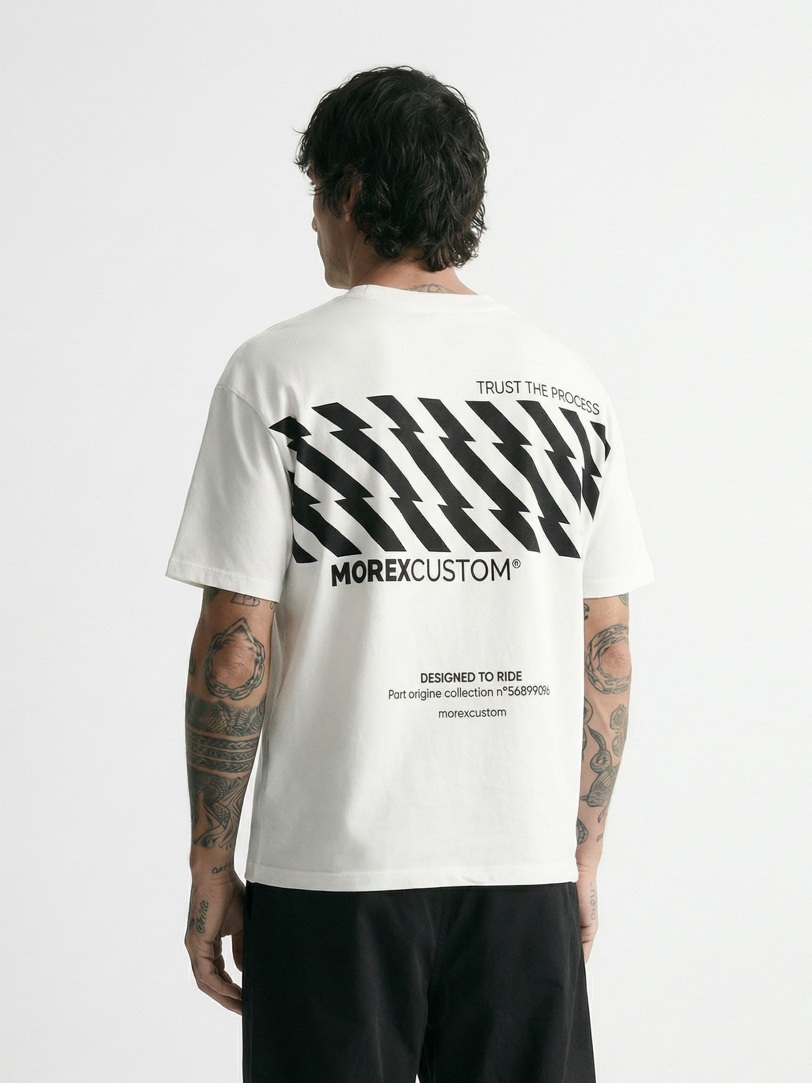 T-shirt blanc Morex Custom avec design graphique Trust the Process au dos, look lifestyle vintage pour passionnés de moto.