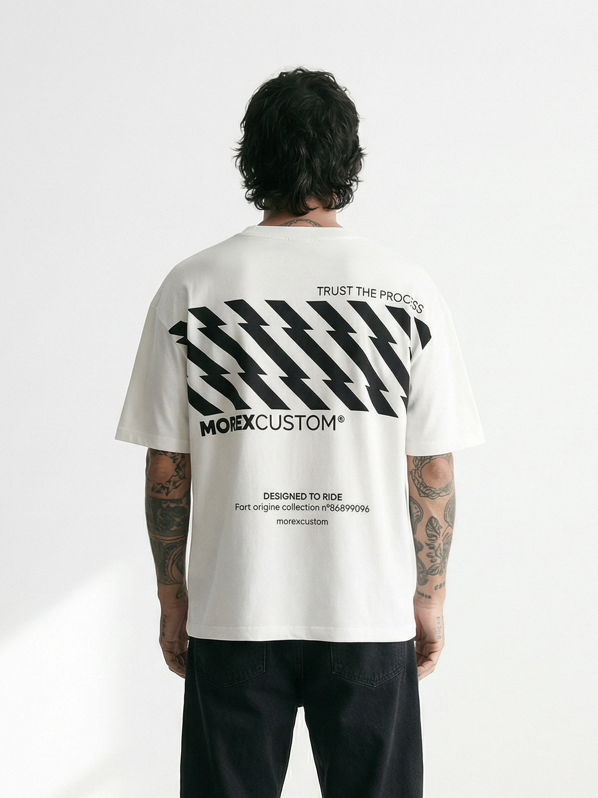 T-shirt blanc Morex Custom avec design graphique noir Trust the Process au dos, style lifestyle et vintage pour passionnés de moto.