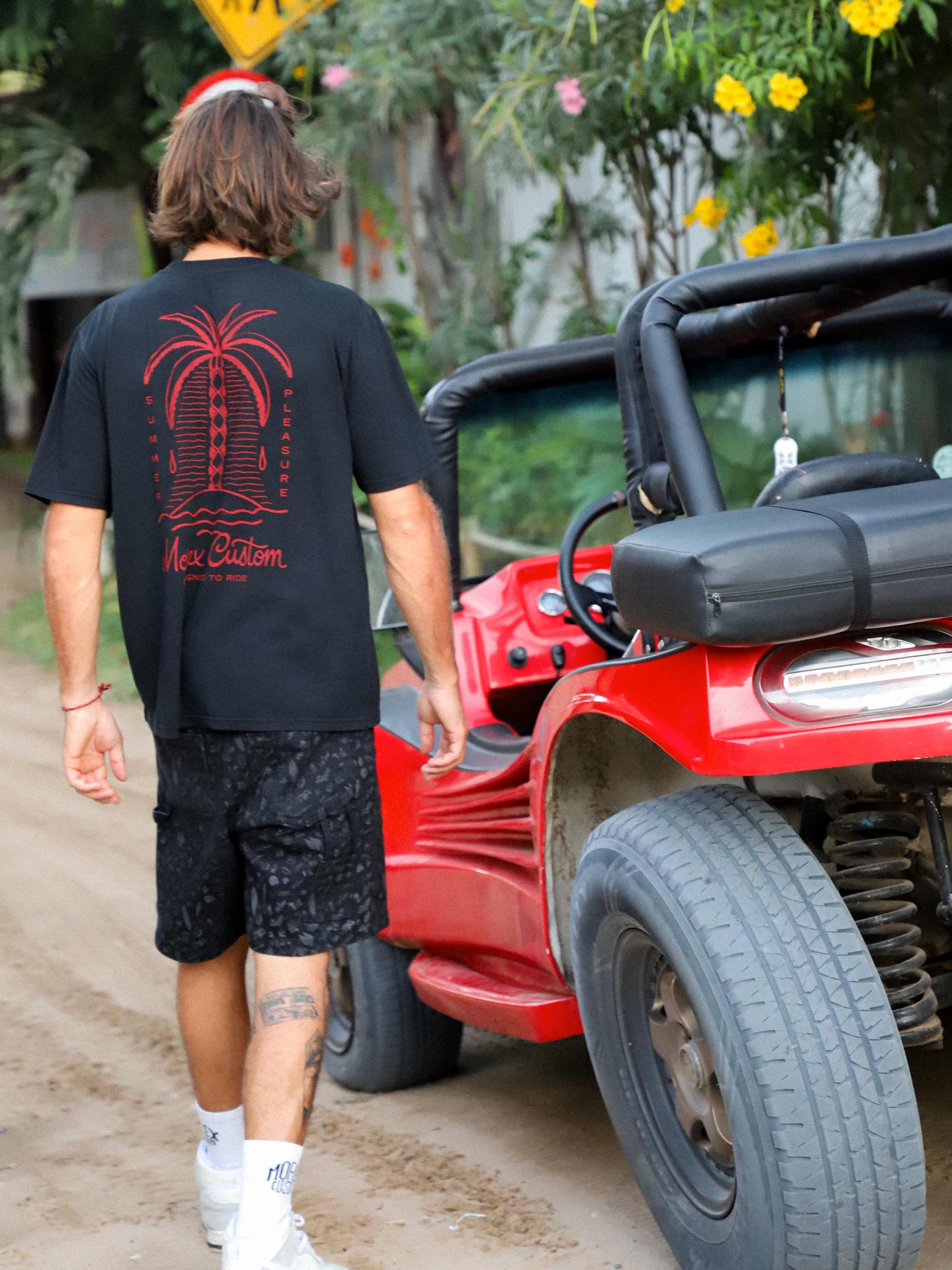 Plongez dans l’essence de l’été avec le t-shirt CALOR. Conçu en heavy jersey 100% coton (260GSM), il offre une qualité premium et un tombé structuré, parfait pour un look à la fois décontracté et affirmé.
Sa coupe regular assure un confort optimal, tandis que son coloris noir intemporel sert de toile de fond idéale pour mettre en valeur son impression rouge éclatante. Ce visuel, dessiné à la main par un artiste, évoque la mer, le voyage, la nature et le soleil, capturant l’énergie brute et la liberté de l’