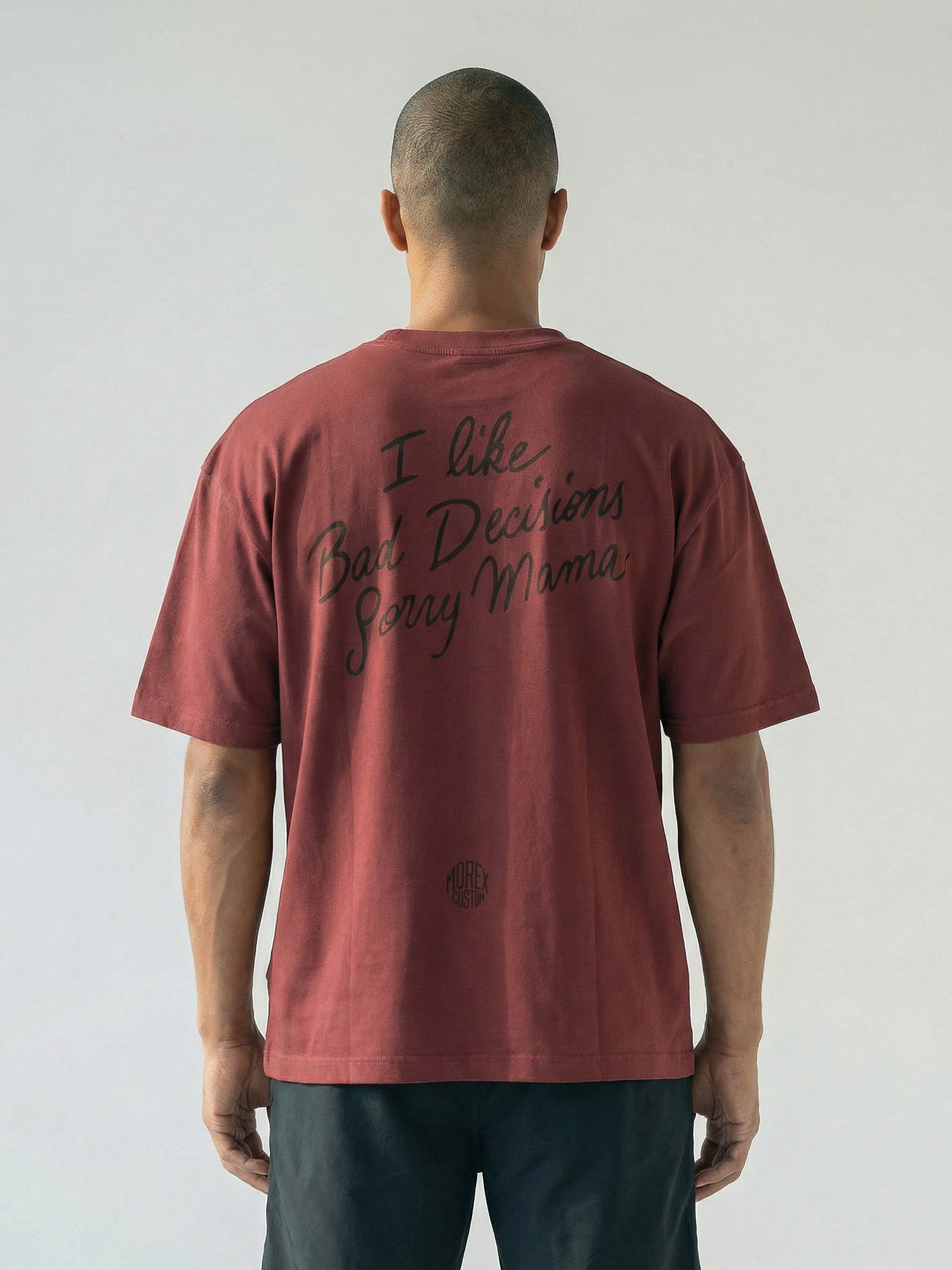 T-shirt bordeaux Morex Custom avec inscription vintage Bad Decisions au dos, style lifestyle et moto custom.