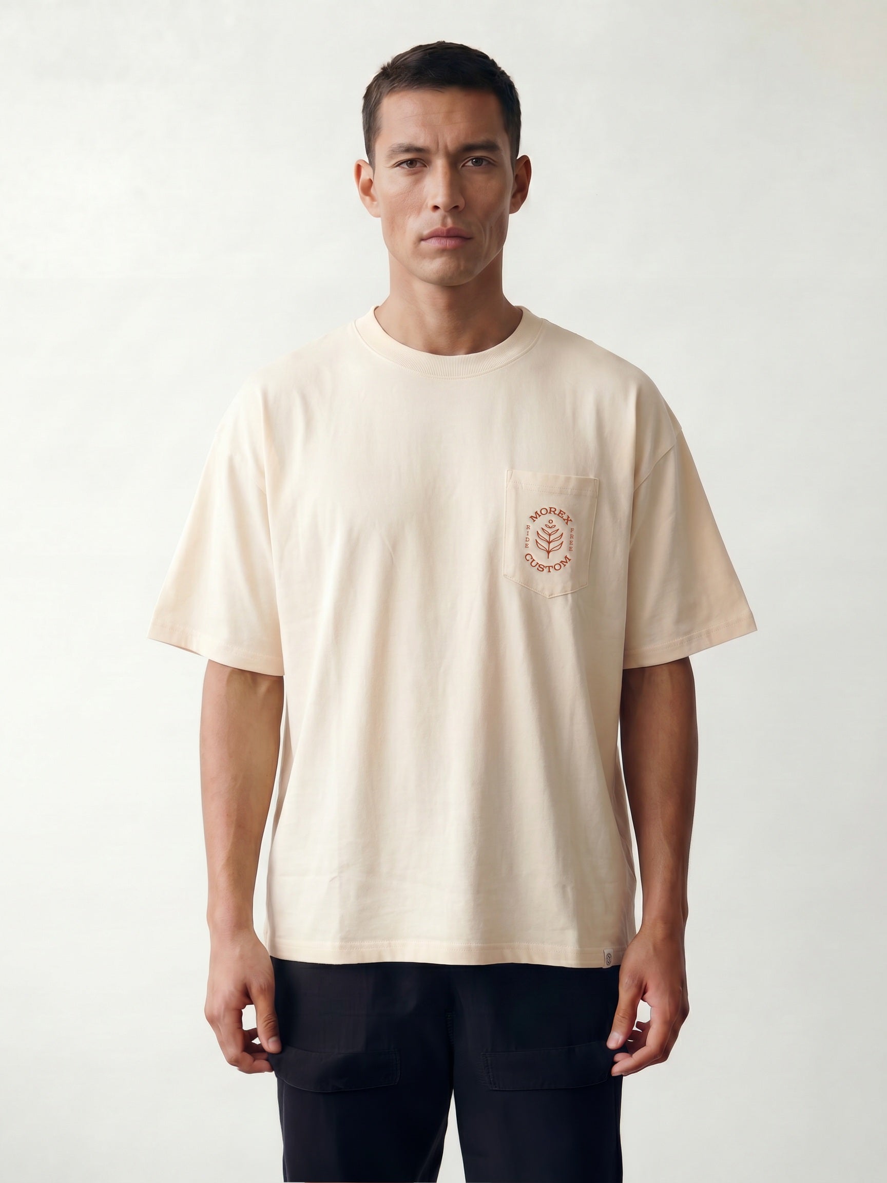 T-shirt beige à coupe décontractée pour homme avec poche poitrine arborant le logo Morex Custom