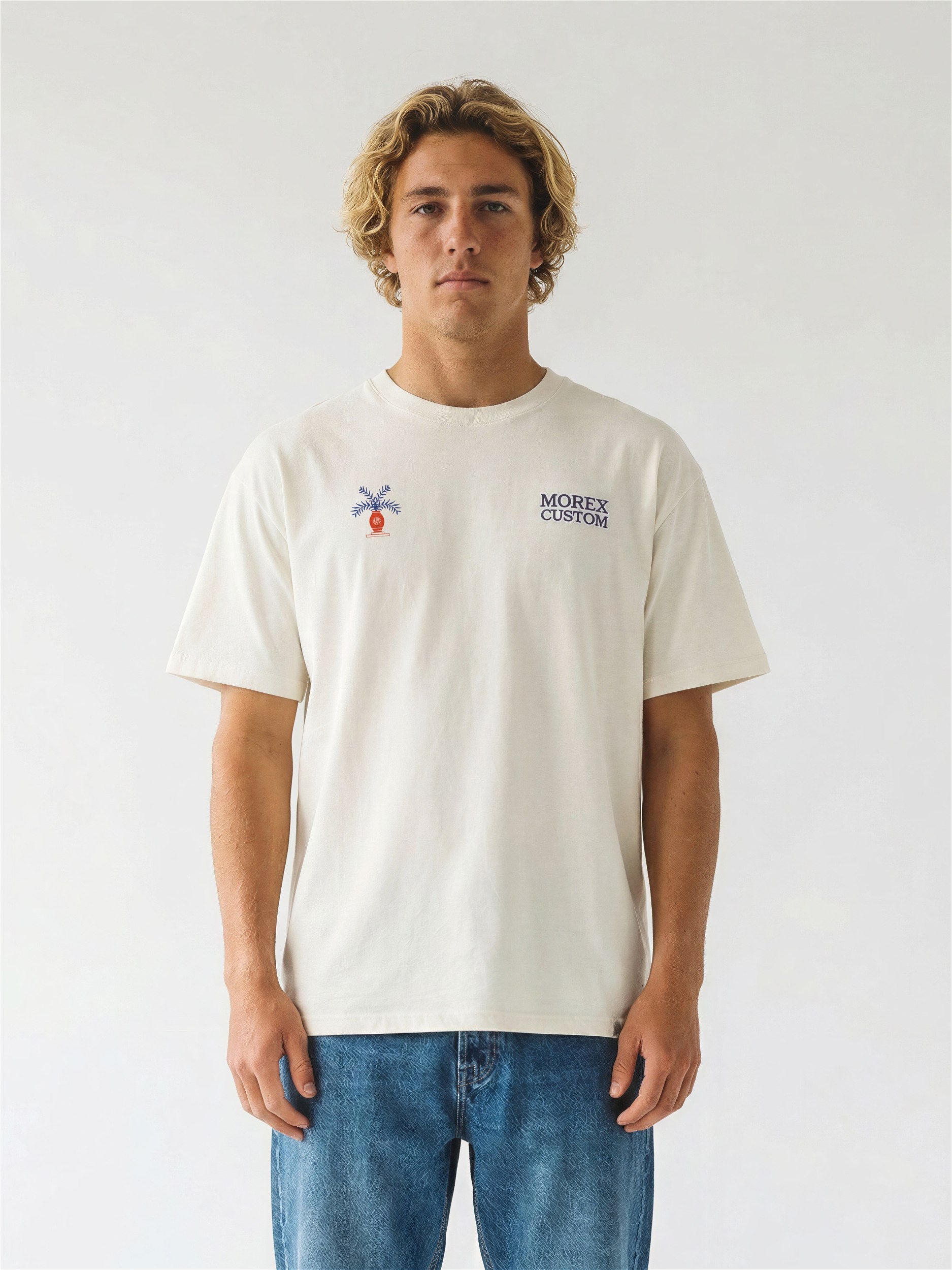 Mannequin portant un t-shirt crème à manches courtes Morex Custom et un jean bleu délavé, look mode masculine et lifestyle.