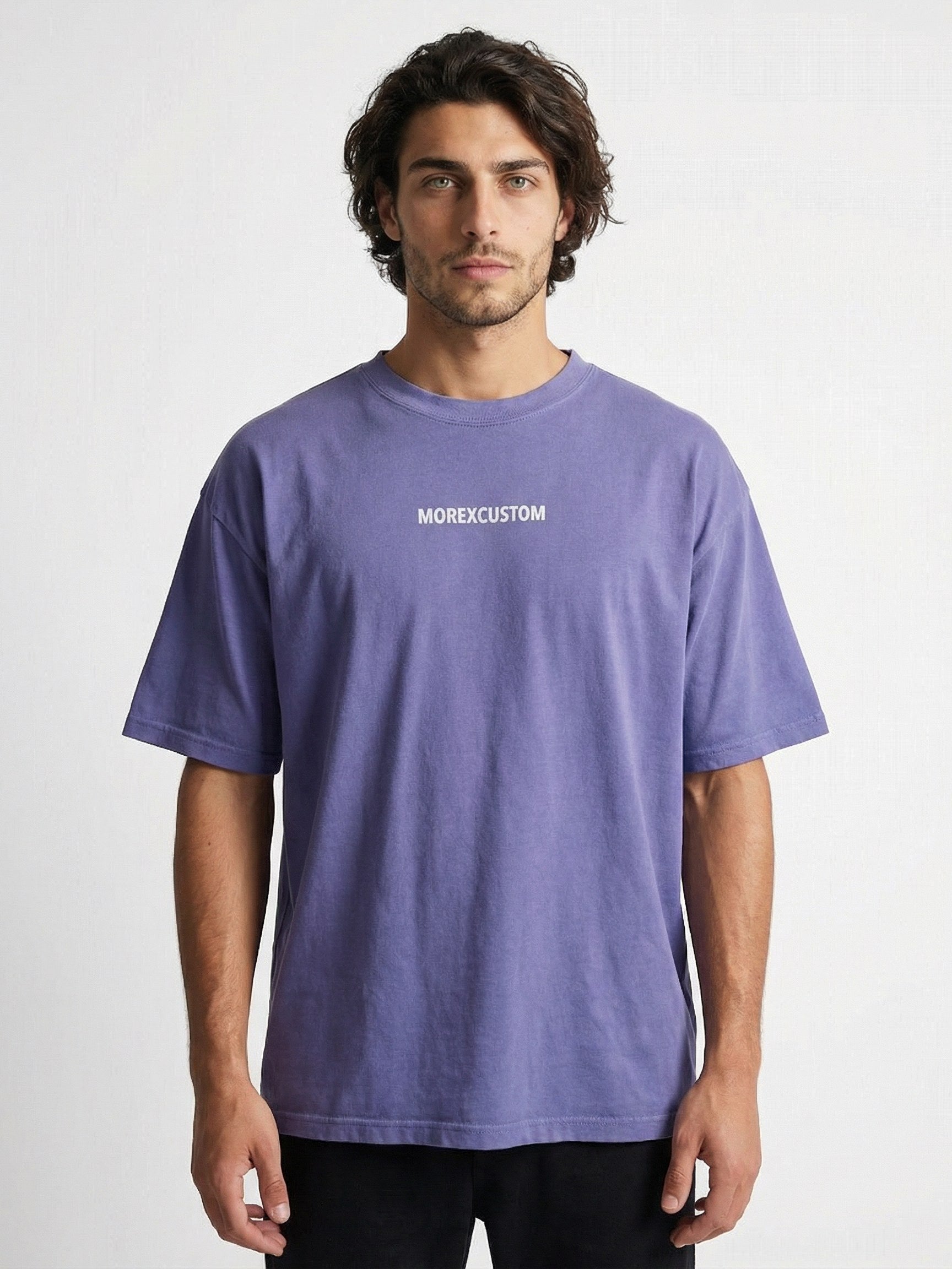 T-shirt lavande délavé Morex Custom au style vintage et lifestyle avec logo blanc sur la poitrine, vue de face.