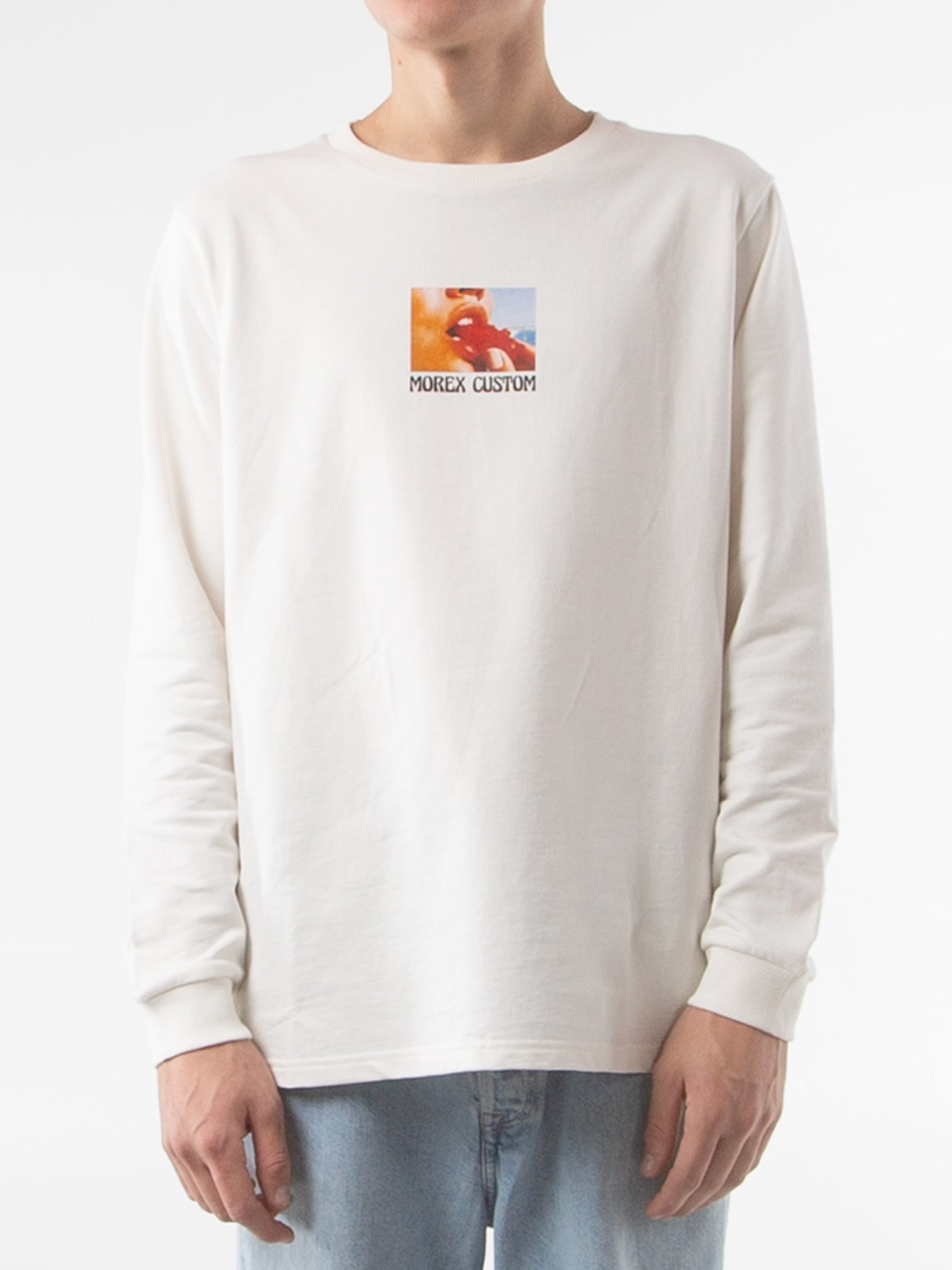 Le Watermelon est plus qu’un simple t-shirt, c’est une déclaration de style. Son tissu 100% coton Terry 360 GSM garantit un confort premium et une tenue impeccable.
Au centre, une photo exclusive capturée par le photographe de la marque : une bouche sensuelle croquant dans une pastèque, symbole de fraîcheur et d’énergie. Son design épuré et sa coupe regular en font une pièce forte, à porter en toute occasion.
Un must-have pour ceux qui osent l’originalité.