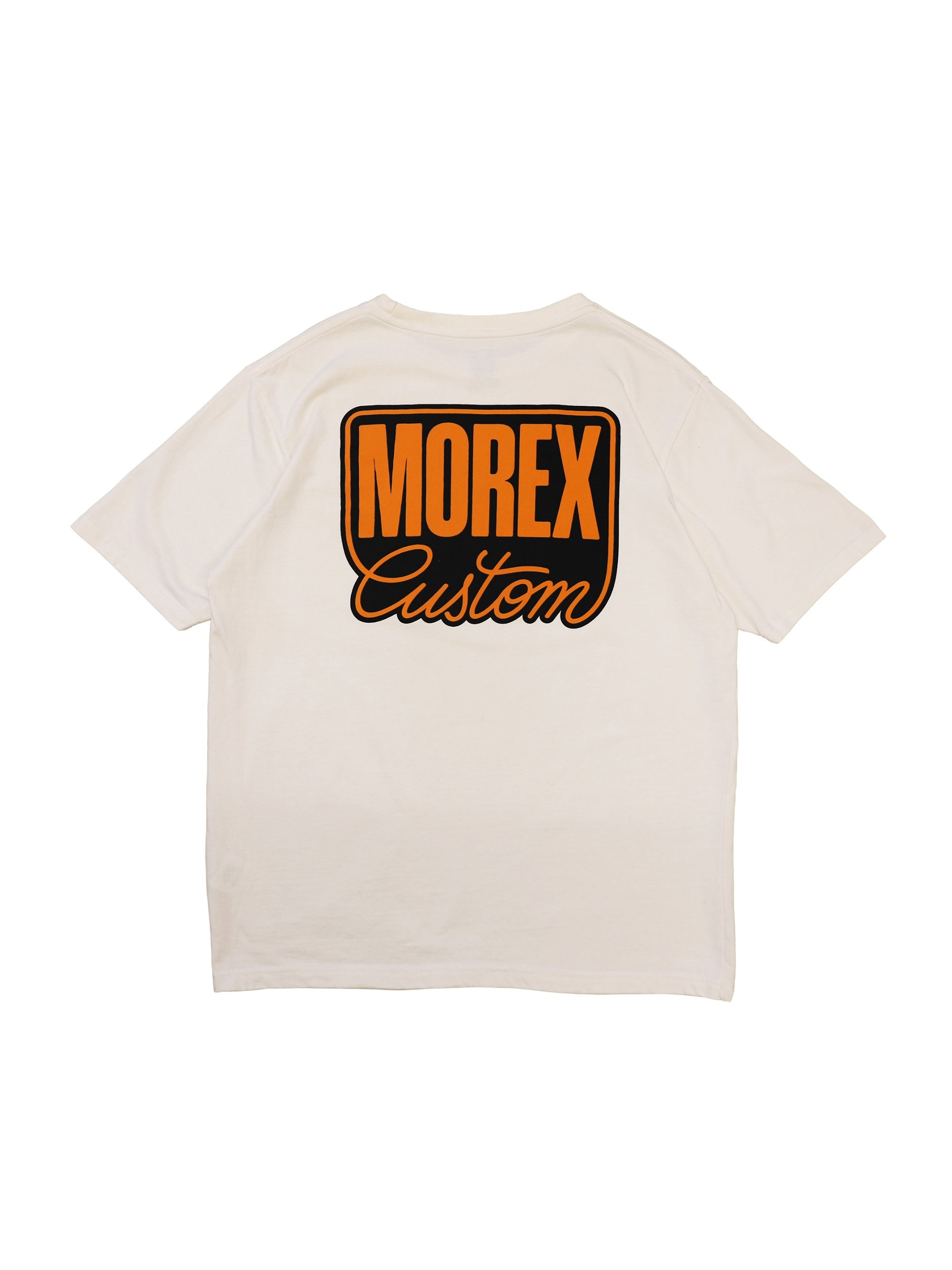 T-shirt Morex Custom de couleur crème avec le logo de la marque orange et noir imprimé au dos.