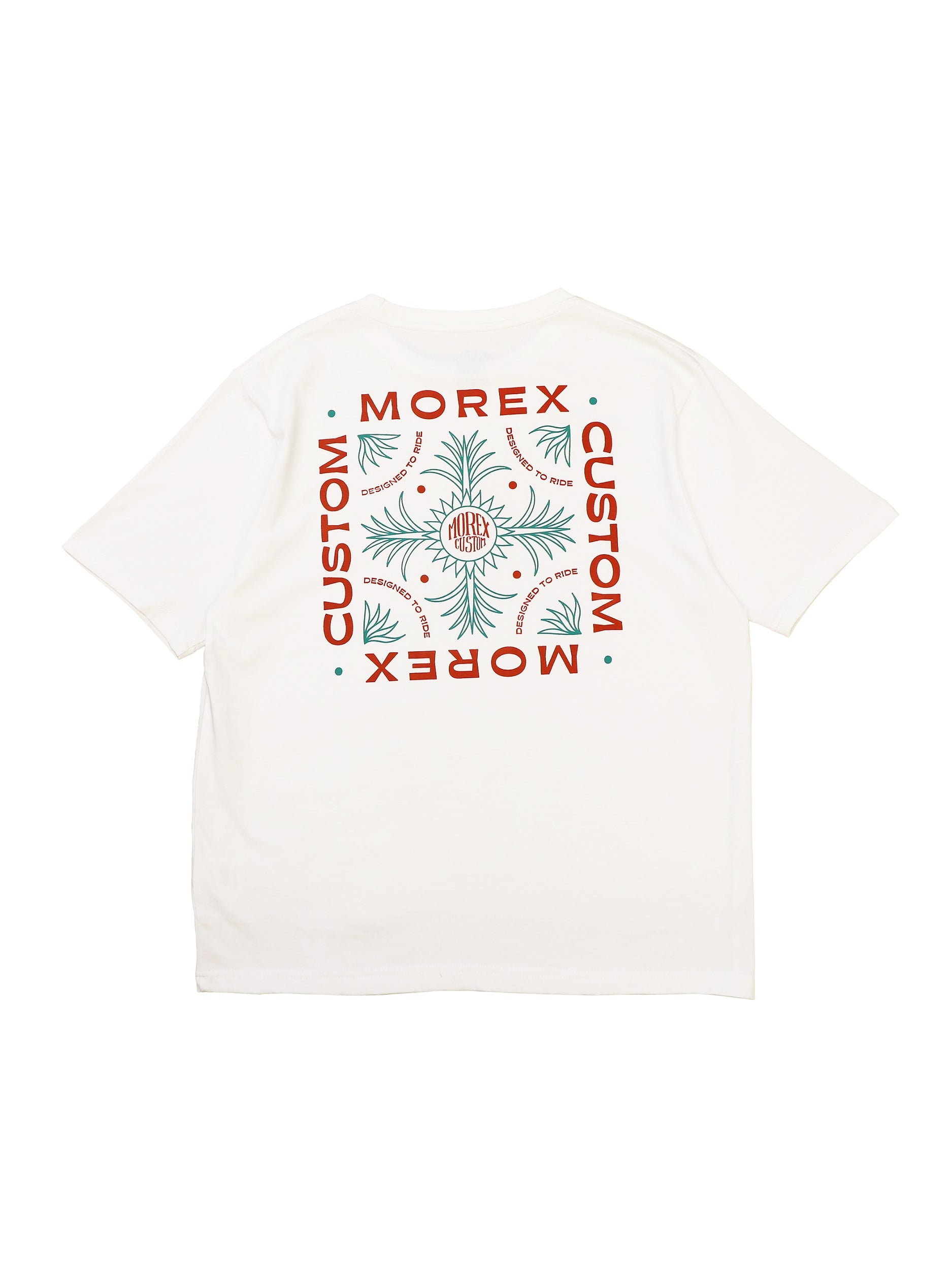 Vue de dos d'un t-shirt blanc Morex Custom affichant un design graphique carré avec les inscriptions Morex Custom et un motif ornemental rouge et vert.
