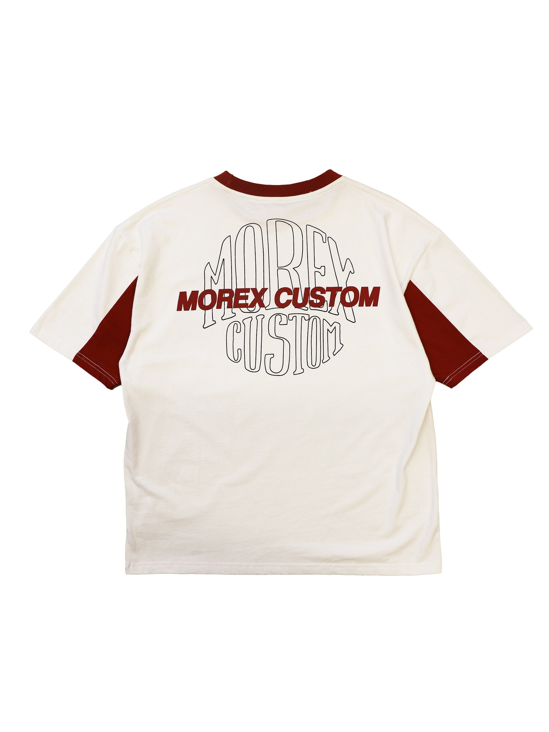 T-shirt lifestyle Morex Custom de couleur blanc cassé avec manches et col bordeaux, vue de dos mettant en avant le logo graphique circulaire.