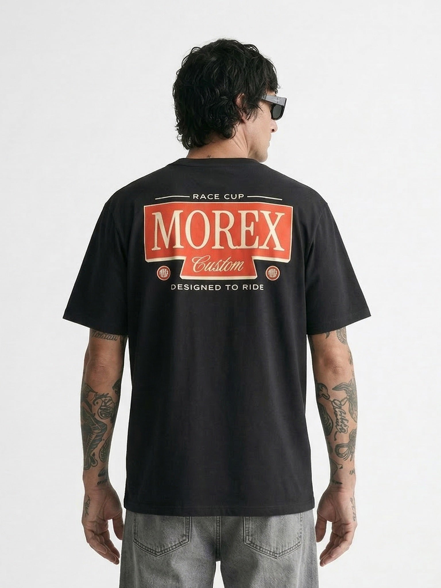 T-shirt noir Morex Custom pour homme vu de dos avec un imprimé graphique orange et blanc Morex Custom, style biker lifestyle.