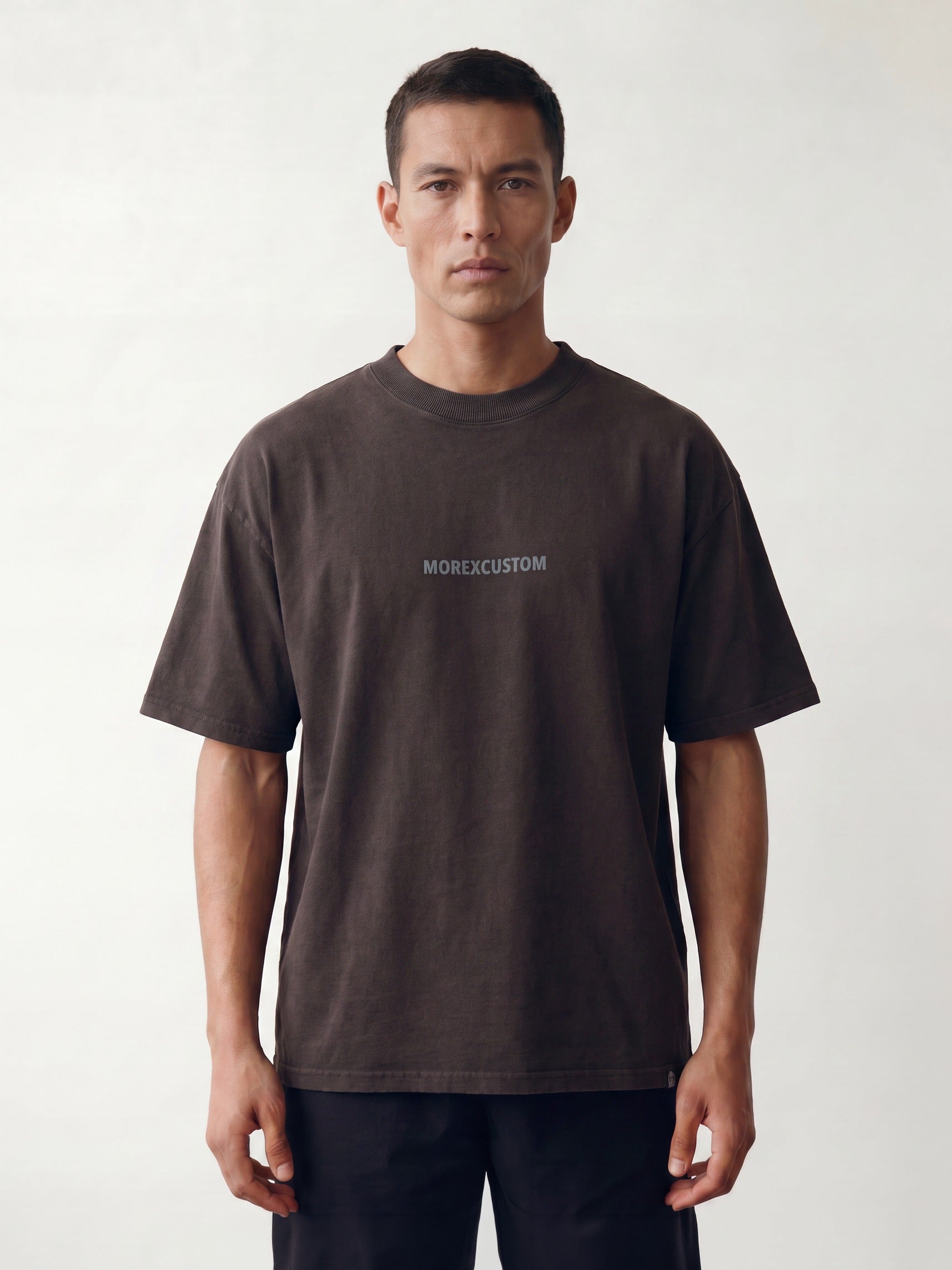 Homme portant le t-shirt oversize marron vintage Morex Custom avec logo brodé sur la poitrine, coupe streetwear moto et lifestyle