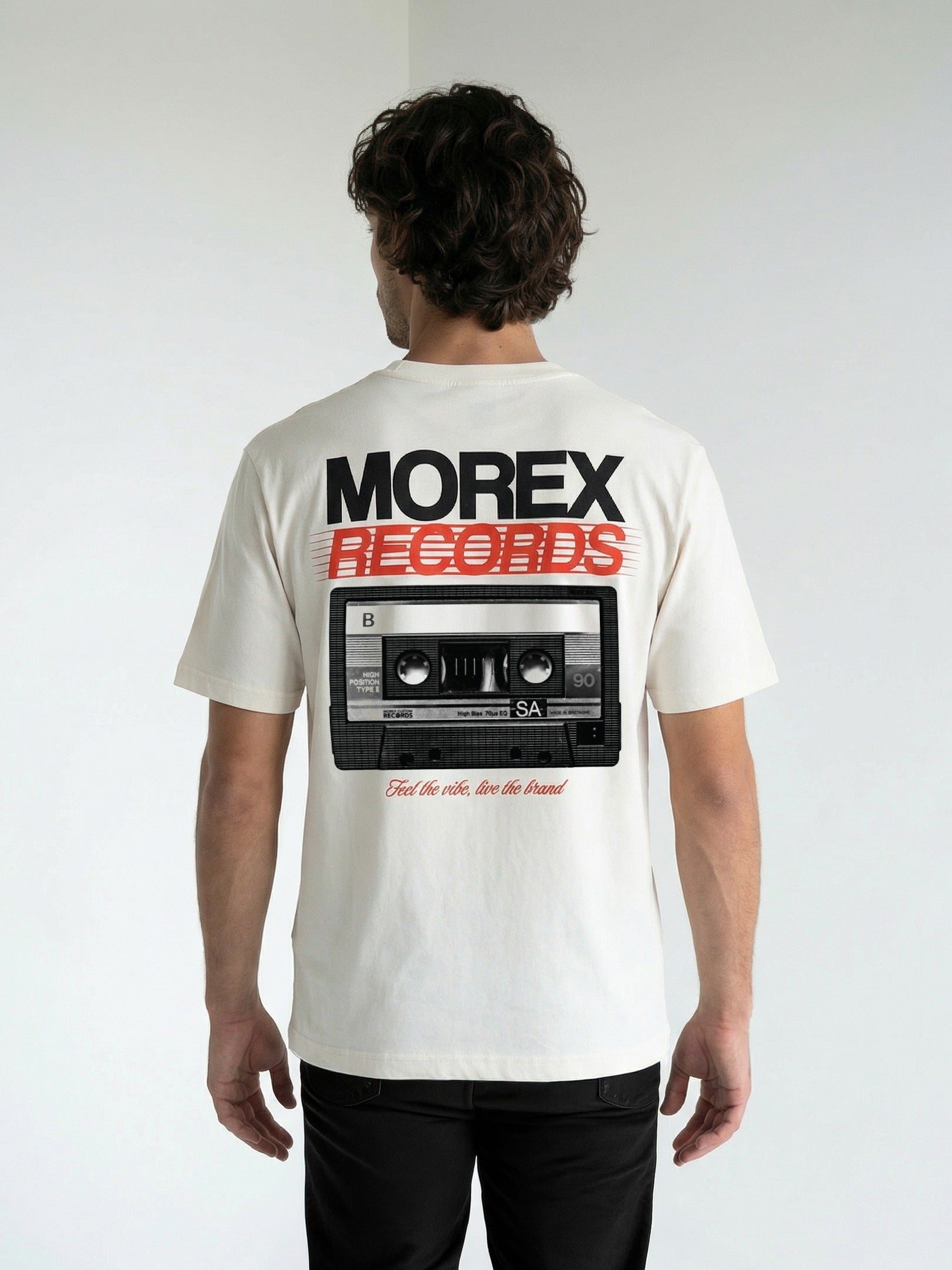 T-shirt Morex Custom pour homme de couleur crème avec un imprimé graphique Morex Records et une cassette audio vintage au dos.