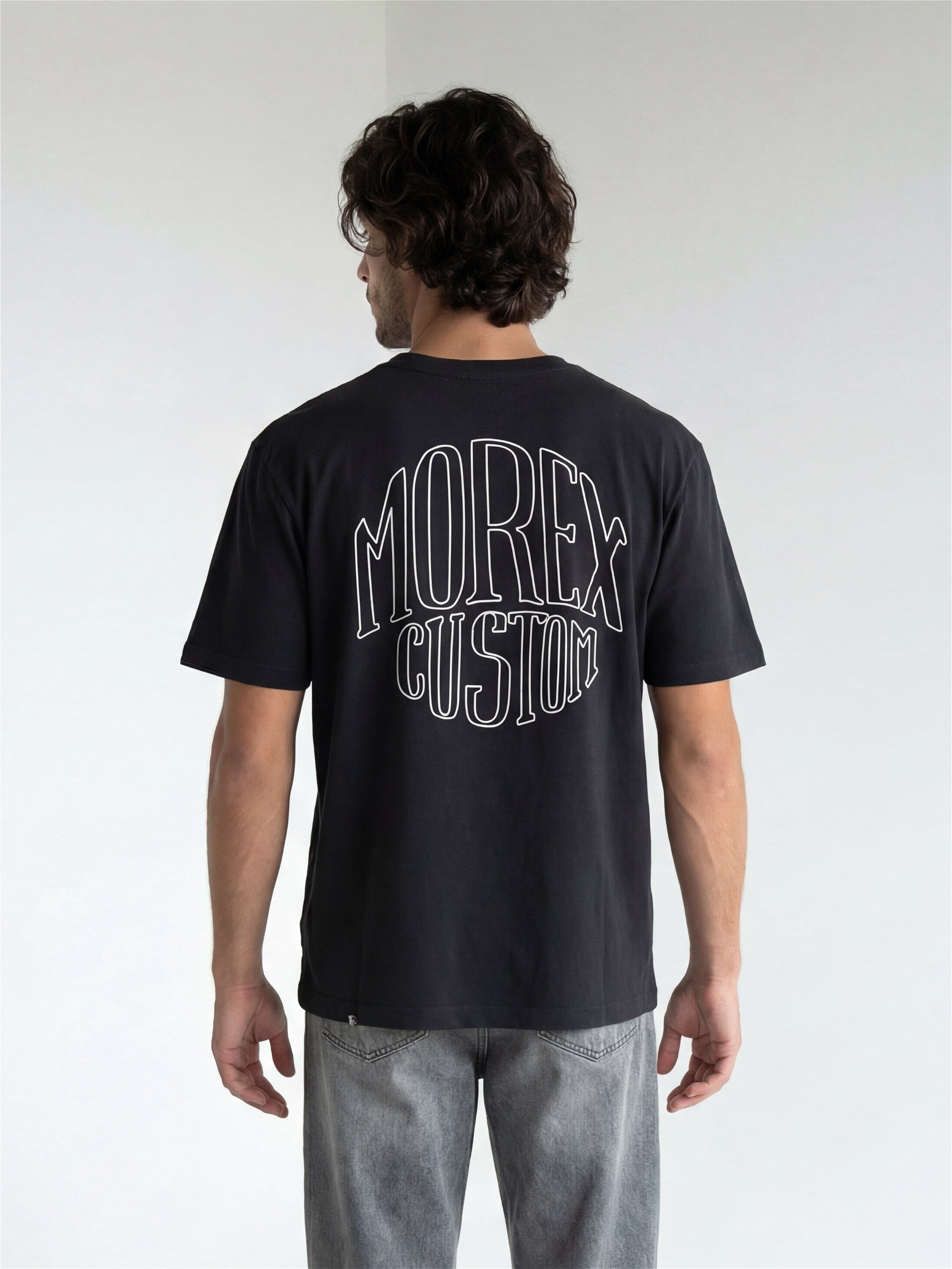T-shirt noir Morex Custom avec logo graphique blanc circulaire au dos, style lifestyle et vintage.