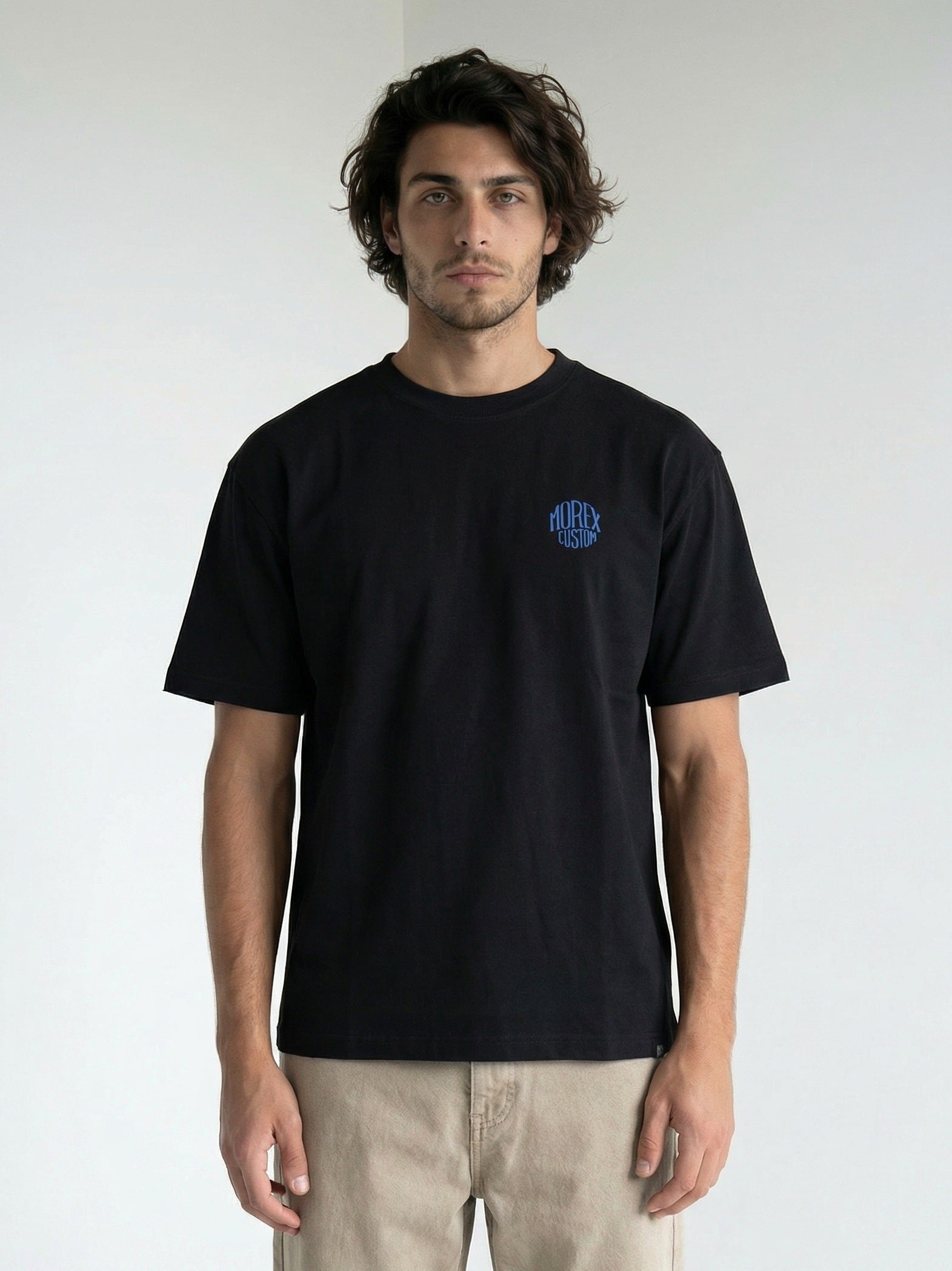 T-shirt noir Morex Custom avec logo bleu circulaire, style lifestyle et vintage moto pour homme, vue de face.