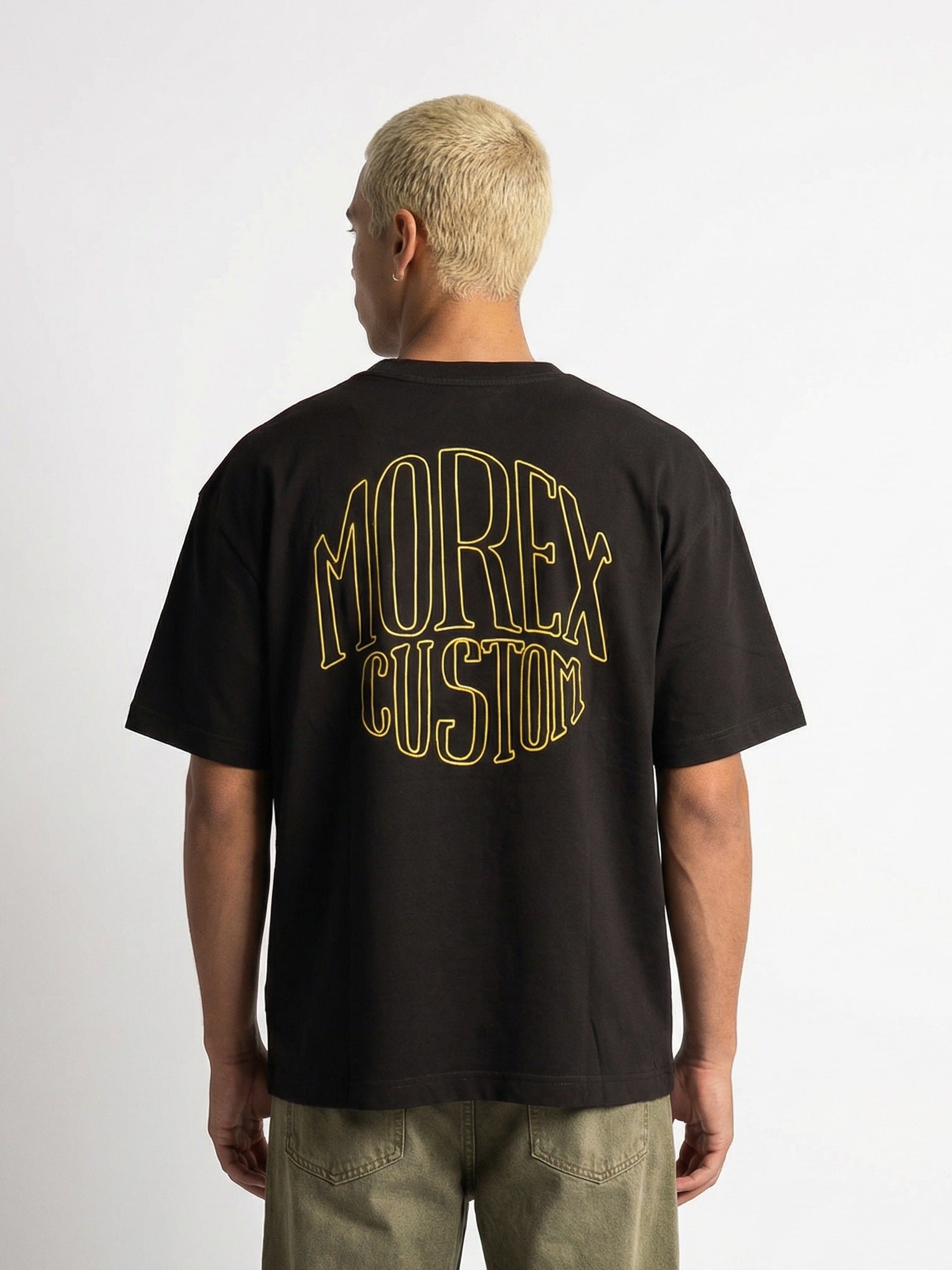 T-shirt noir Morex Custom avec grand logo graphique jaune au dos, style vintage et lifestyle pour motards, vue de dos.