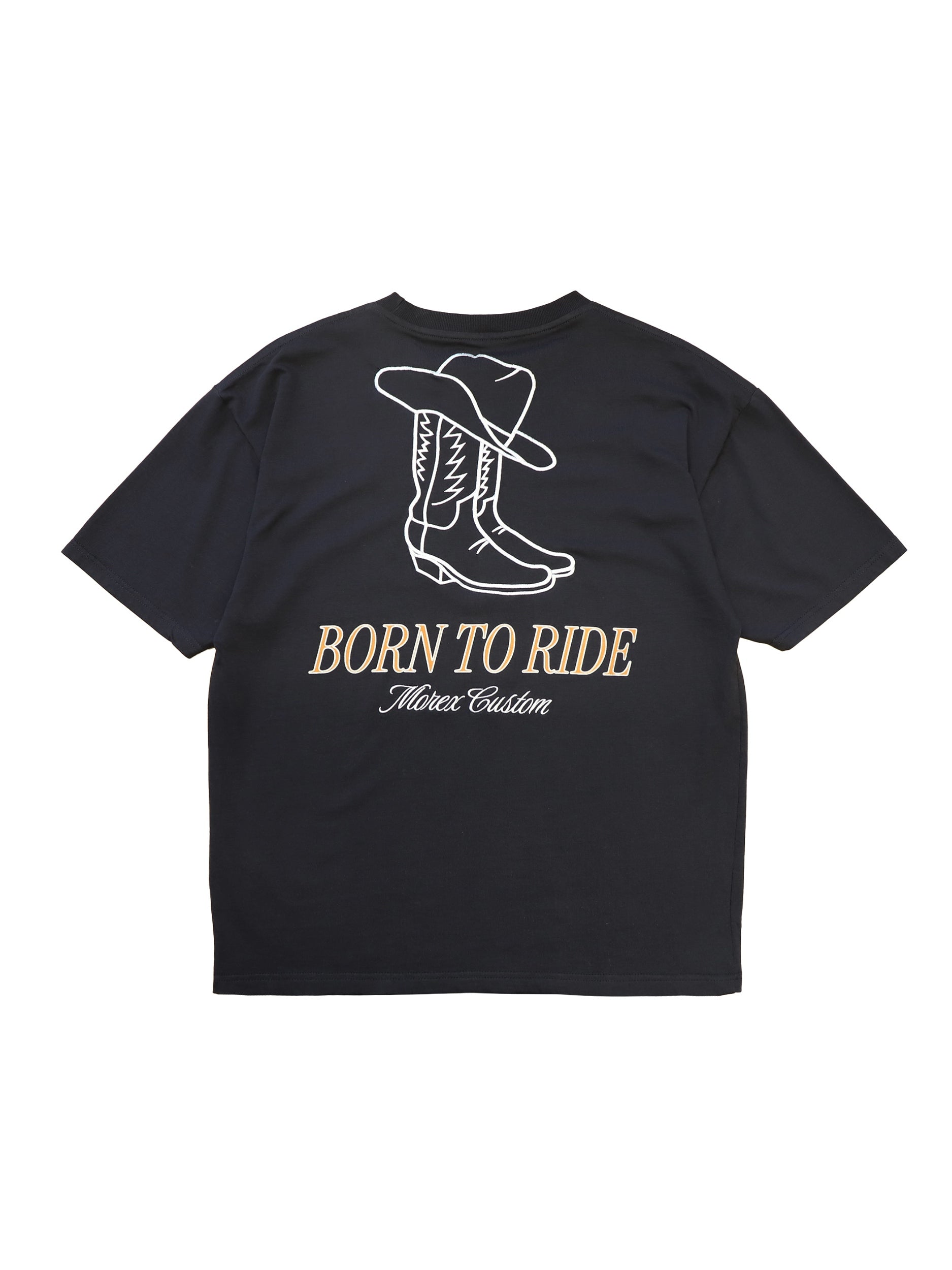 Dos d'un t-shirt noir Morex Custom arborant un graphisme blanc de bottes et chapeau de cowboy avec l'inscription 'BORN TO RIDE'.