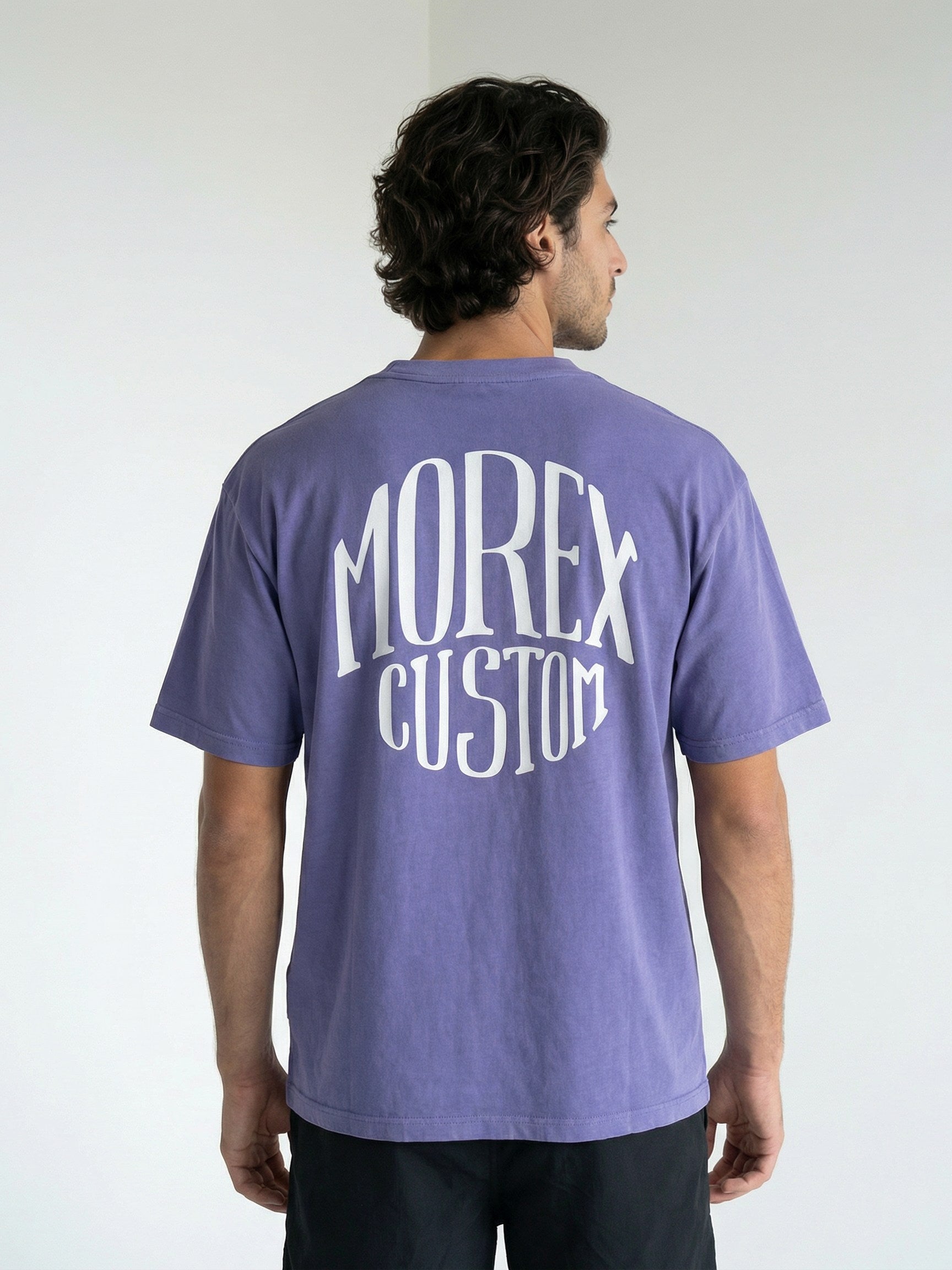T-shirt violet délavé Morex Custom avec logo graphique blanc au dos, style vintage et lifestyle pour homme.
