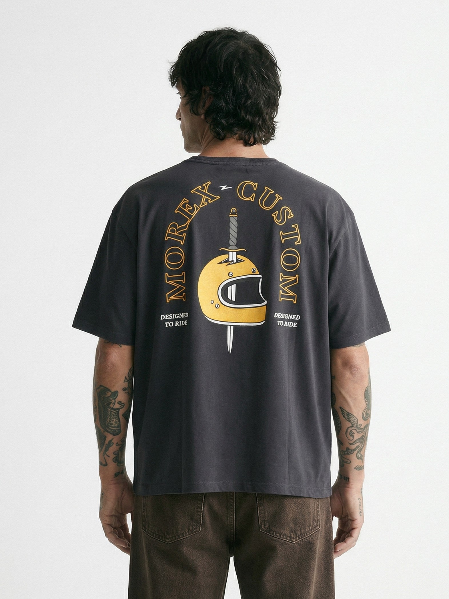 T-shirt noir vintage Morex Custom porté par un rider – style moto lifestyle