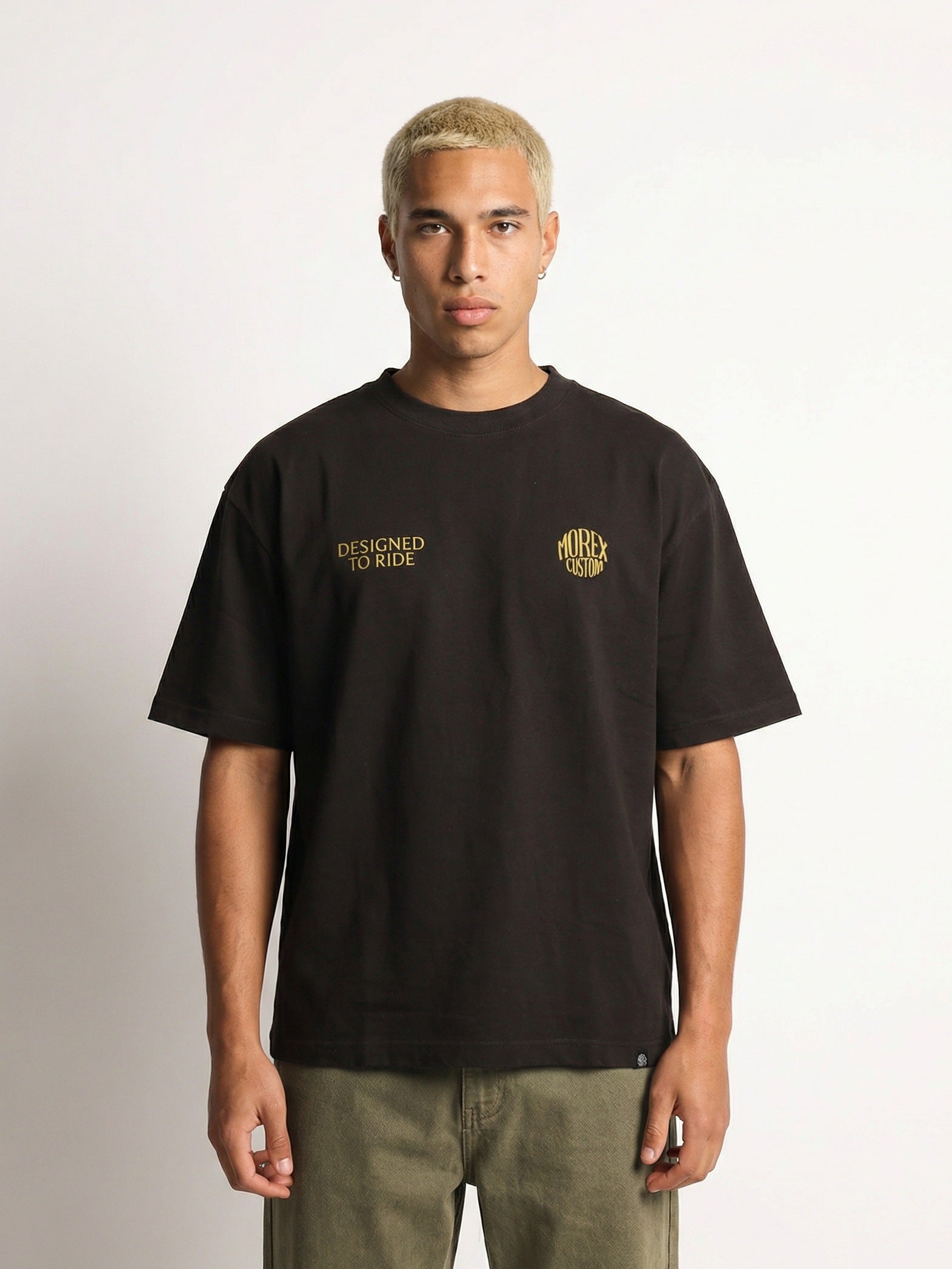 T-shirt noir Morex Custom Designed to Ride avec logos dorés, coupe lifestyle vintage pour passionnés de moto, vue de face.