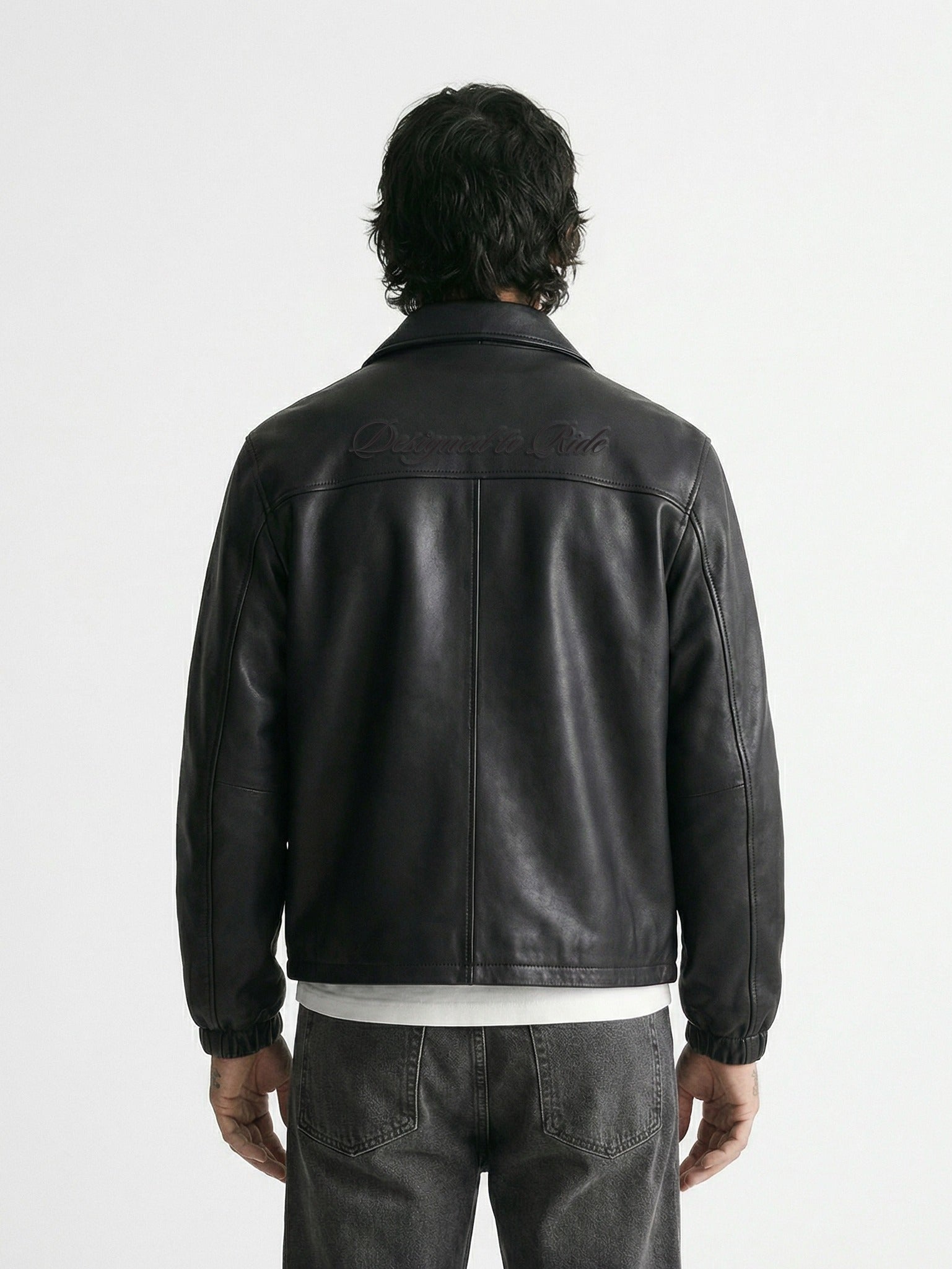 Vue de dos d'un homme portant une veste en cuir noir Morex Custom, style moto et lifestyle urbain.