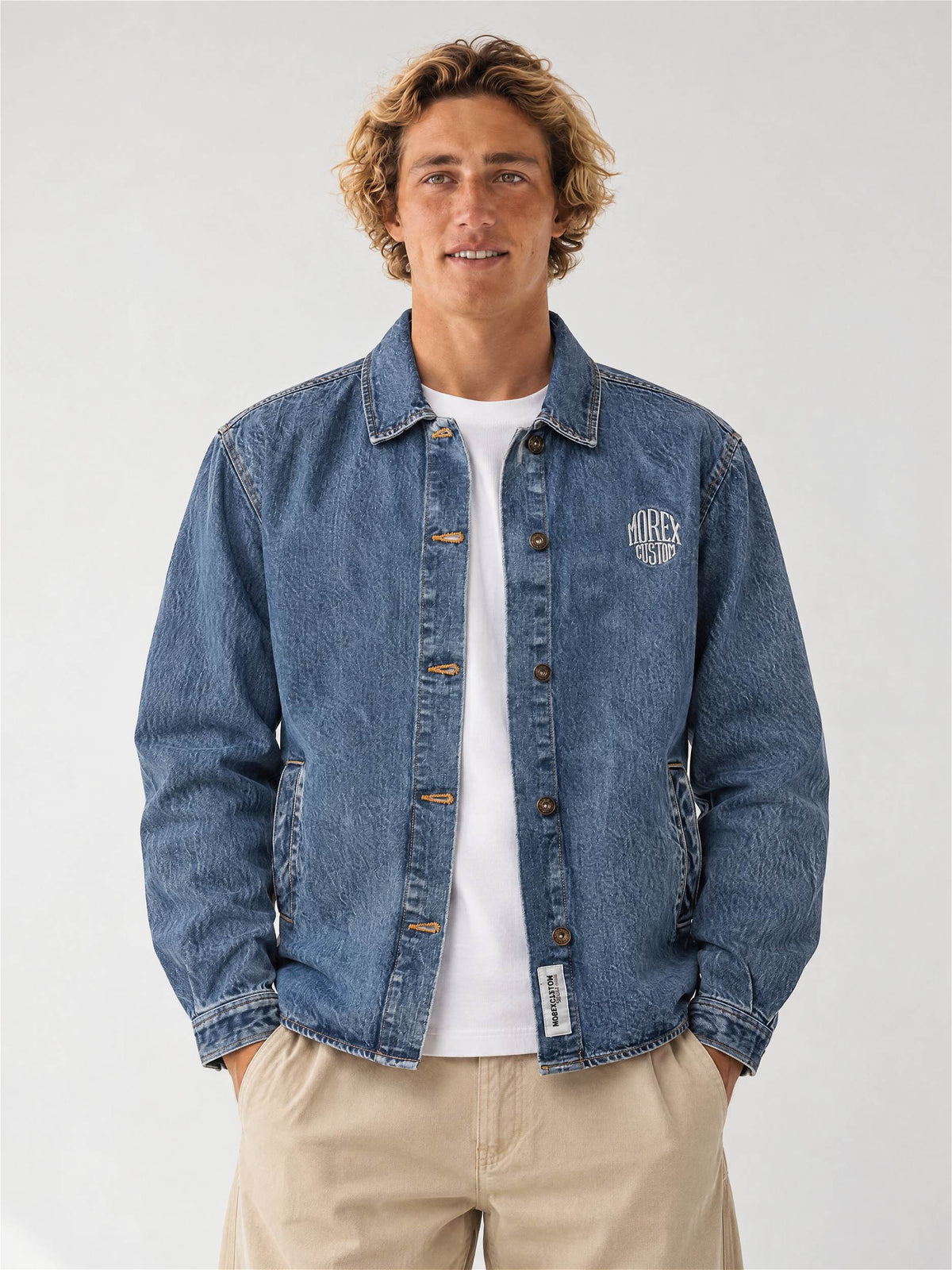 Homme portant la veste en jean délavé Morex Custom coupe droite vintage avec logo brodé, style moto et surfwear.