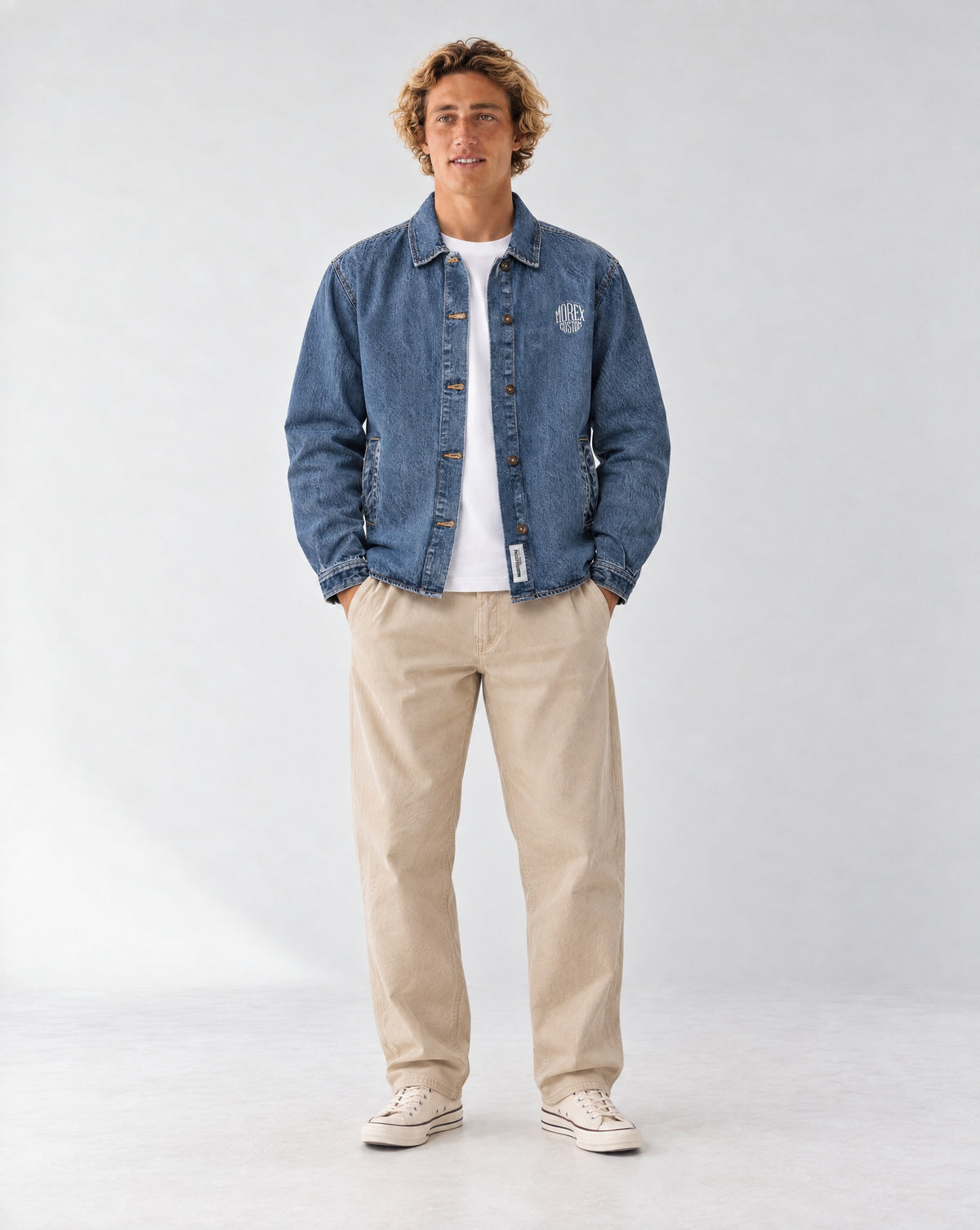 Homme portant une veste en jean bleu Morex Custom sur un t-shirt blanc et un pantalon chino beige, style casual et lifestyle moto.